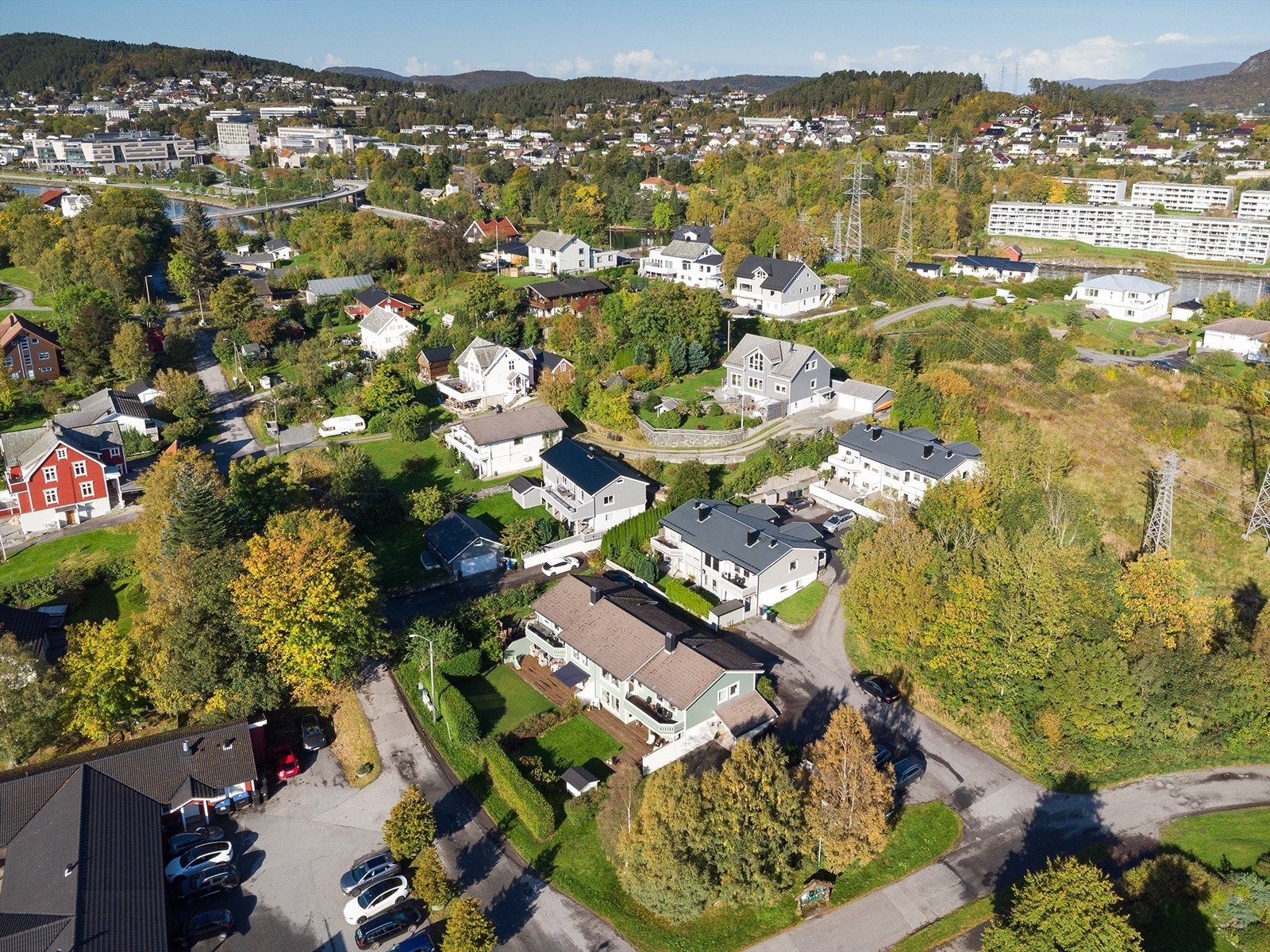 Kort veg til flere populære turområder, hvor Borgundgavlen og området ved Sunnmøre museum er et lettvint alternativ. Det er og kort veg til Høgenakken og den 3.5 kilometer lange Fjordstien som strekker seg fra Bogneset til Åse Galleribilde