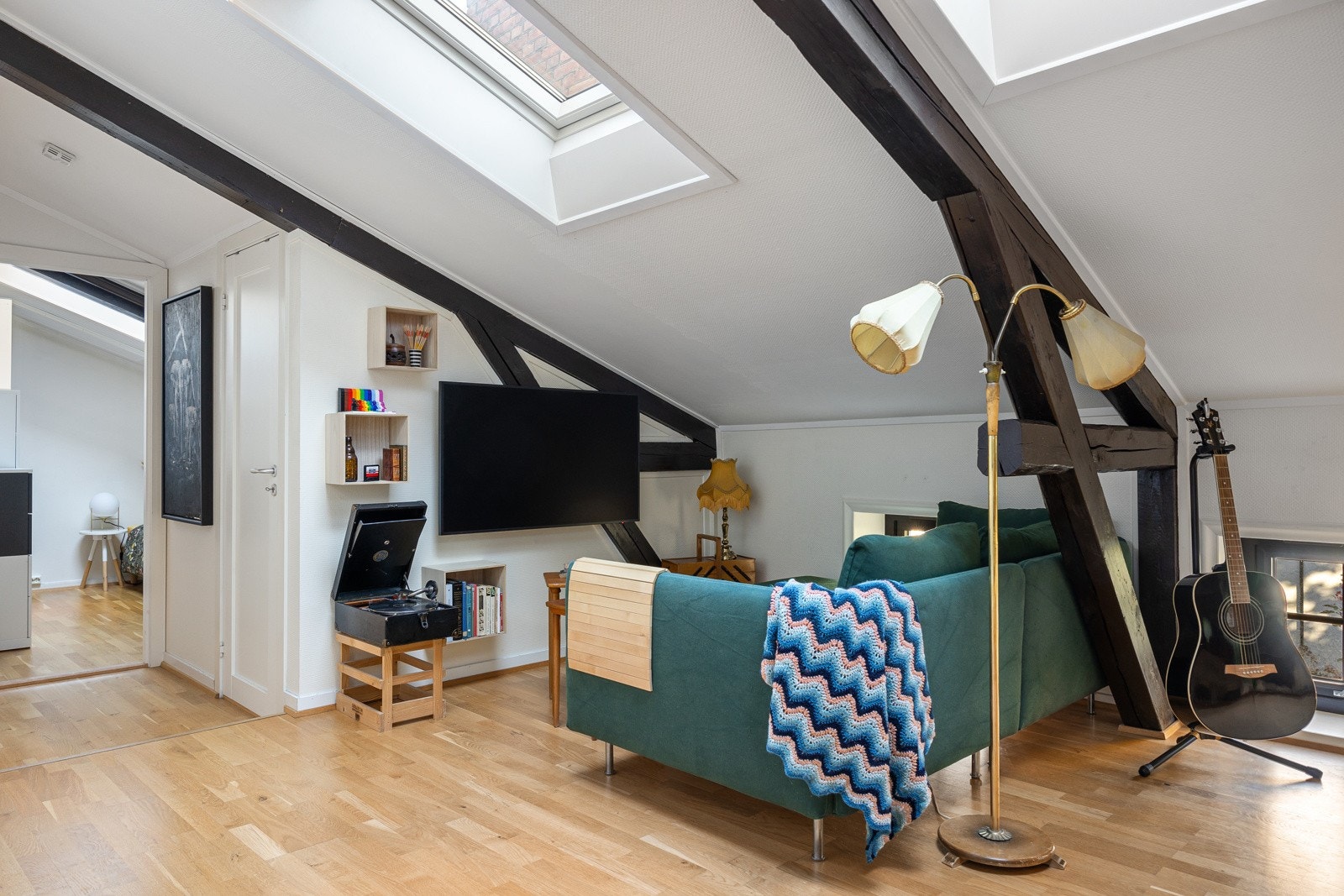 I dag er det innredet en koselig tv/sofakrok i stuen. Galleribilde