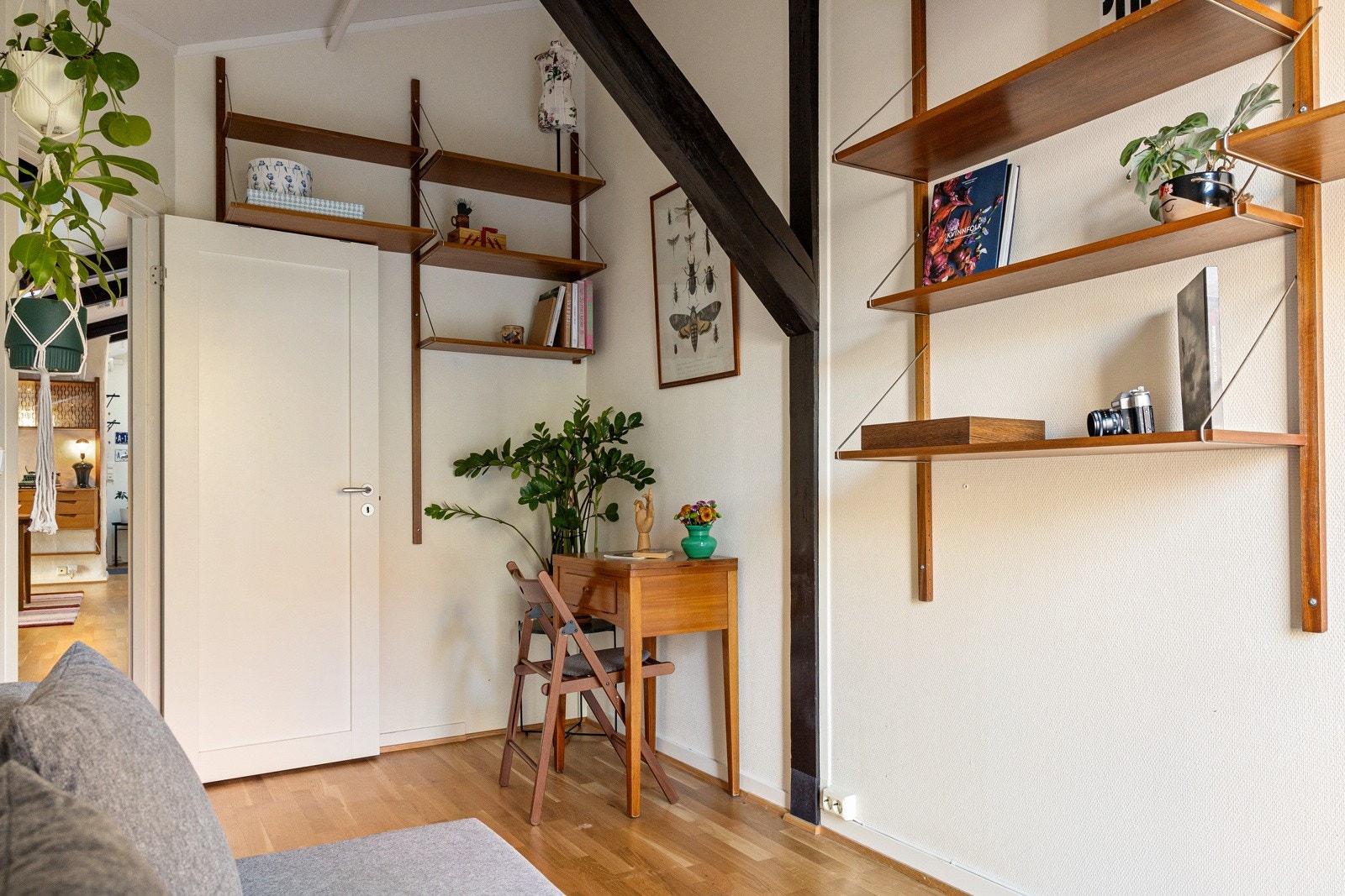 Her er det god plass til ett hyggelig hjemmekontor. Galleribilde