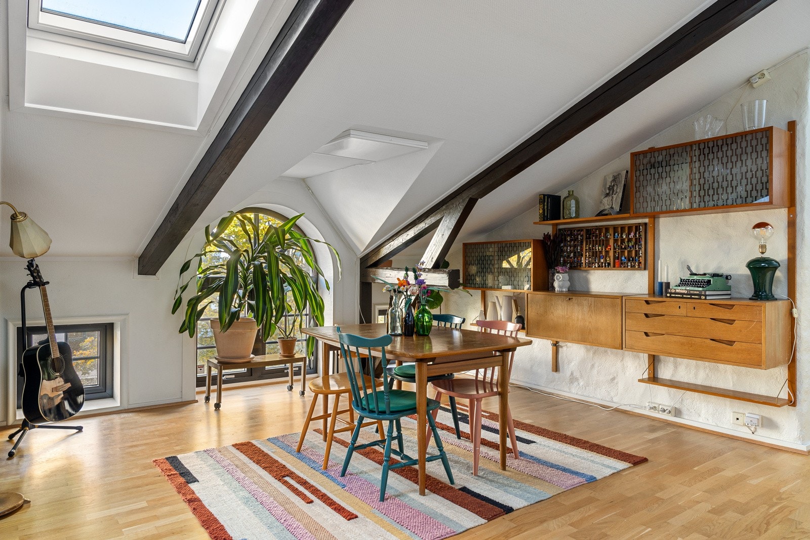 Flott buevindu i stuen er en flott detalj fra byggeår. Galleribilde