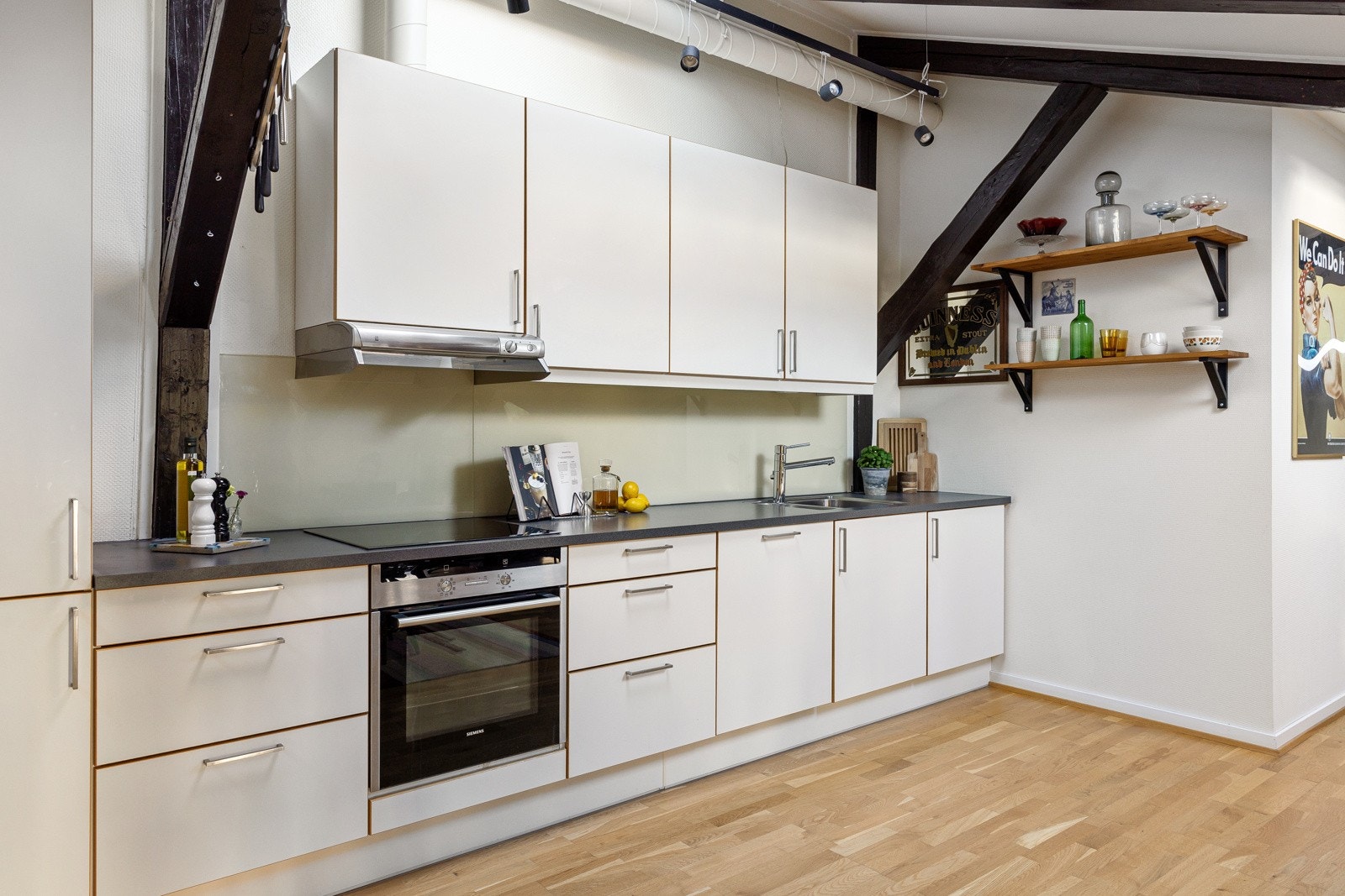 Kjøkkenet har integrerte hvitevarer og kjøkkenvifte med utsug over tak. Galleribilde