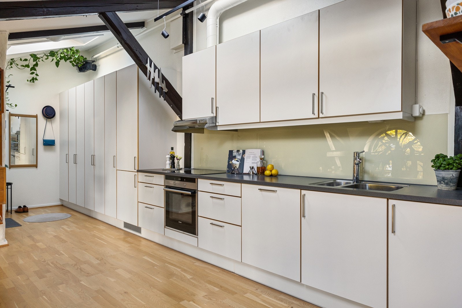 Kjøkkenet har godt med skapplass og går i ett med garderobeskapene i gangen. Galleribilde