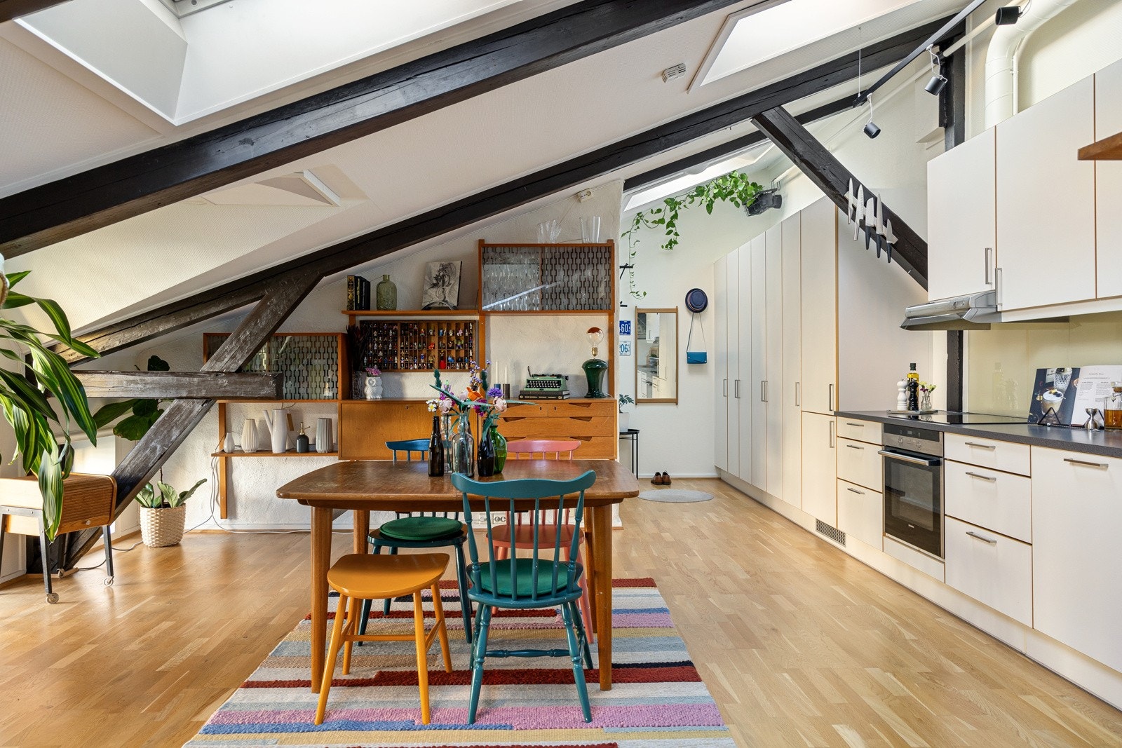 Åpen løsning mellom stue og kjøkken. Plass til spisesbord under flotte takvinduer. Galleribilde