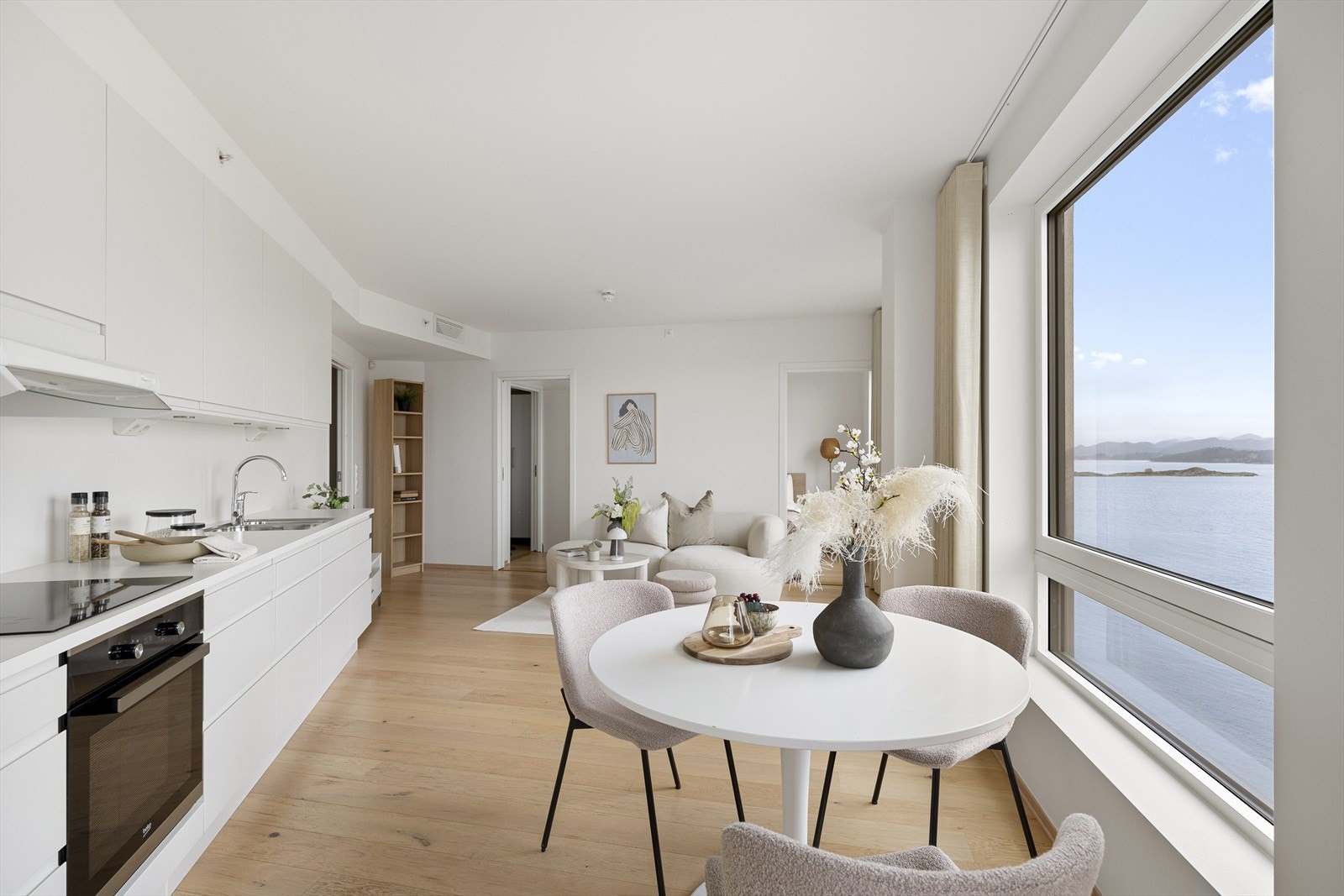 Det er god plass til spisebord i tilknytning til kjøkkenet. Galleribilde