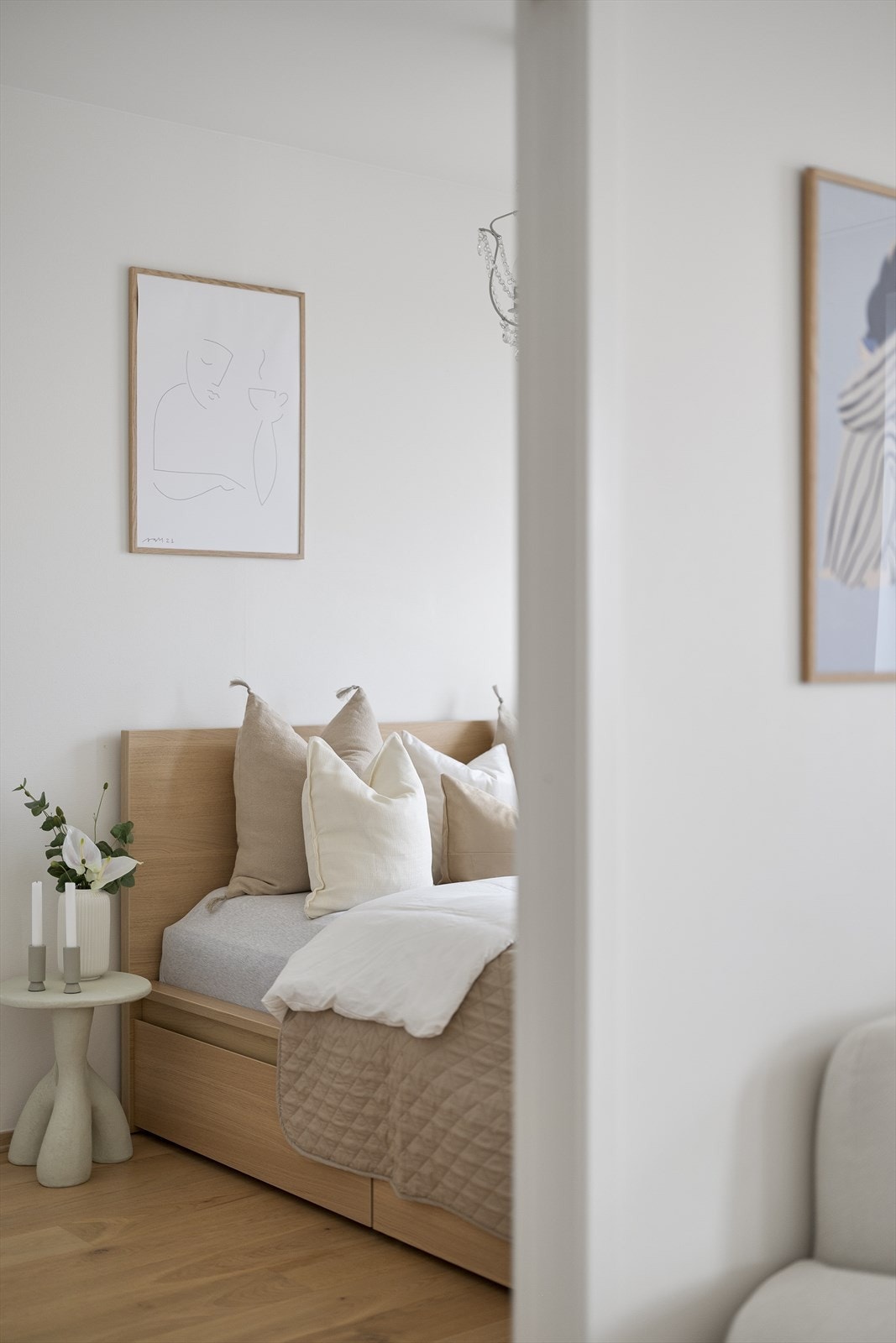 Romslig soverom med skyvedører på hver side av veggen for plassbesparelse. Galleribilde