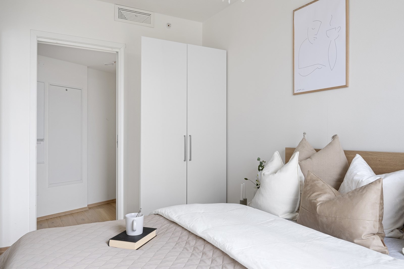 Fra soverommet er det skyvedør inn til en innvendig bod med plass til ekstra lagring. Galleribilde