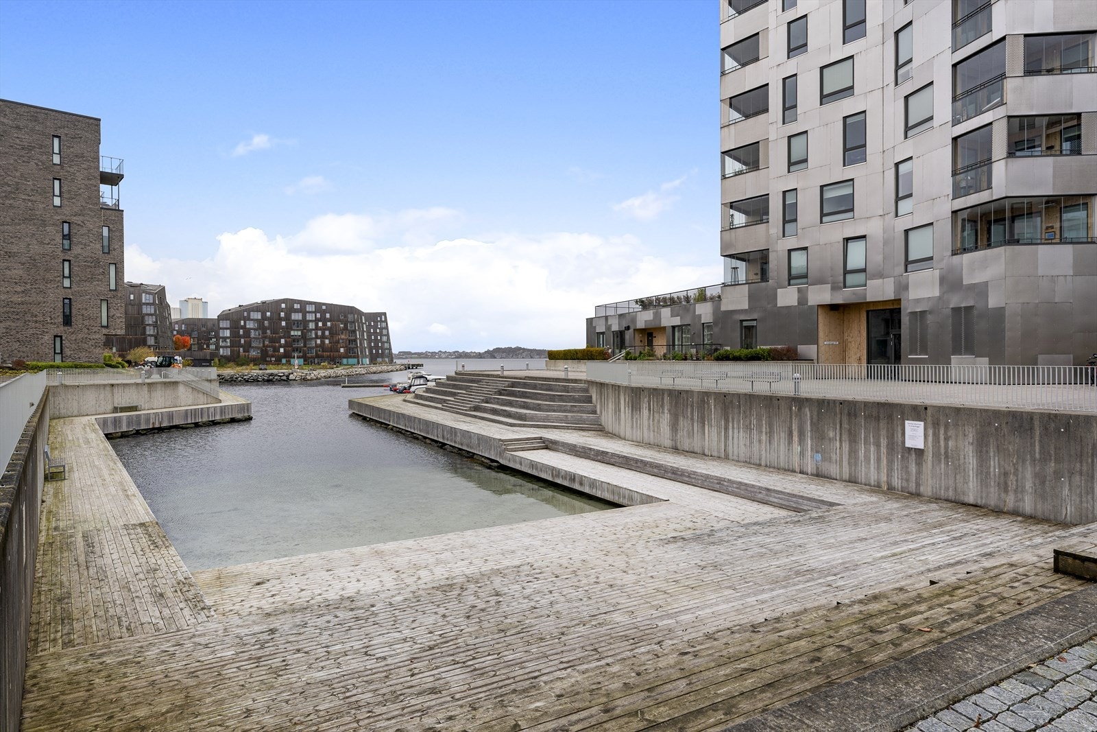 Området byr på fine opplevelser langs sjø, med bading, fisking av krabbe og herlige stunder for store og små. Galleribilde