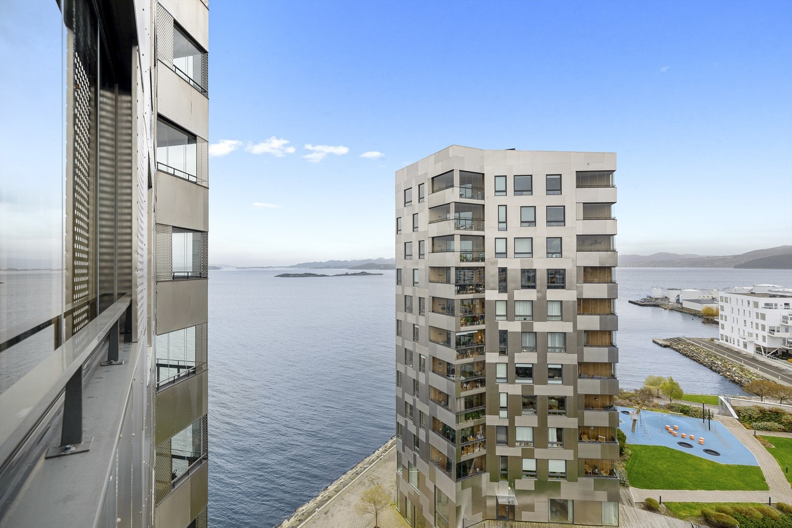 Den innglasset balkongen blir som en naturlig forlengelse av stuen i sommermånedene. Galleribilde