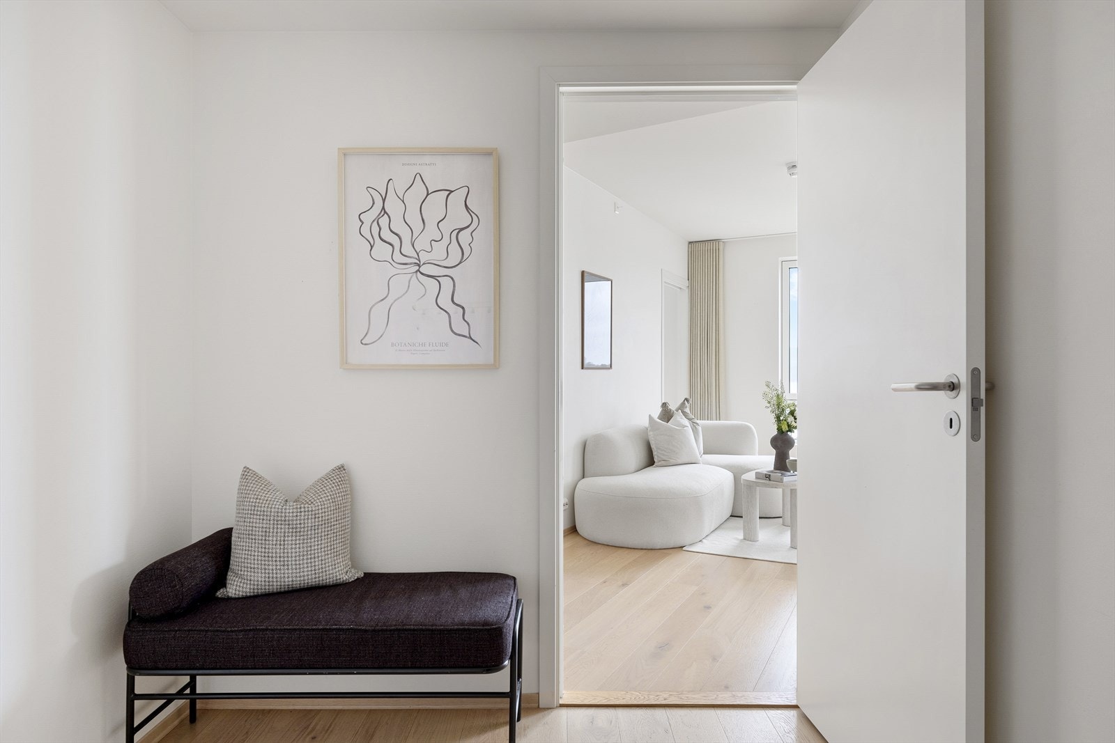 Leiligheten har heisadkomst til etasjeplan. I entreen er det plass til å henge fra seg yttertøy og sko. Galleribilde