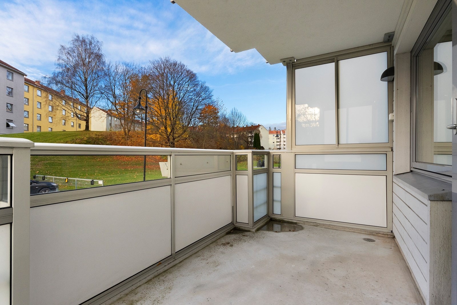 Utgang fra stue til nord-vestvendt veranda Galleribilde