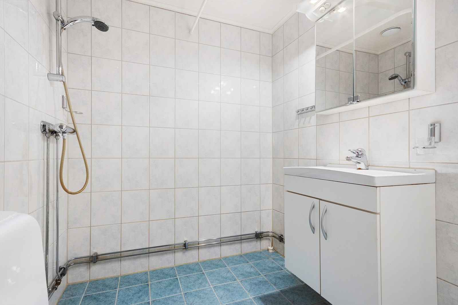 Flislagt bad med varmekabler og innredning. Pusset opp i regi av borettslaget i 2004 Galleribilde