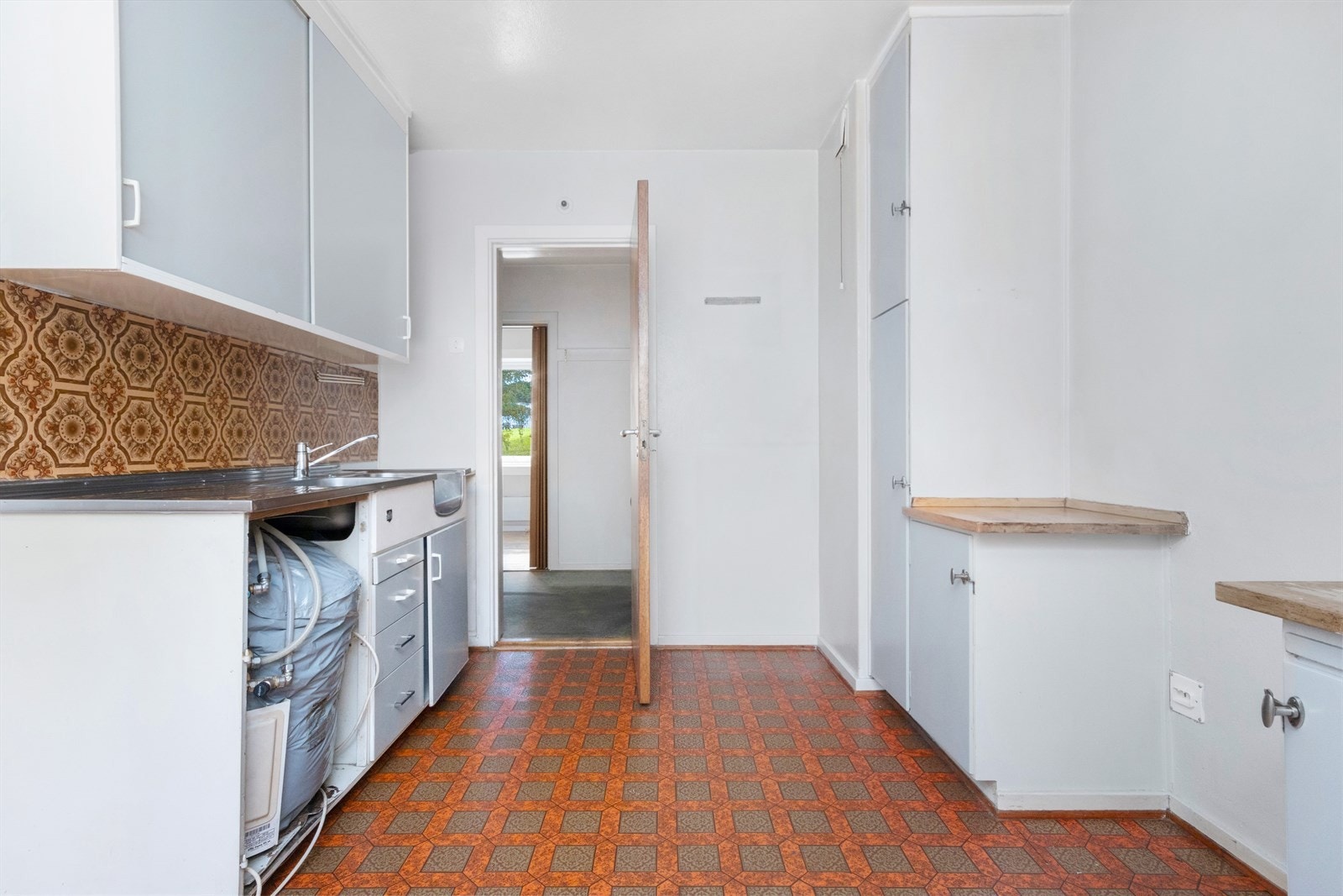 Overfor kjøkkenet har du inngang til soverom 2 Galleribilde