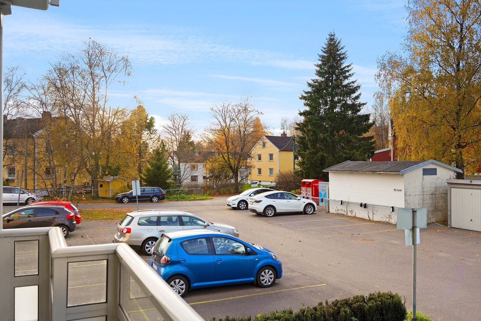Mulighet for leie av parkeringsplass i borettslaget. Det er også satt opp el-bil ladere Galleribilde