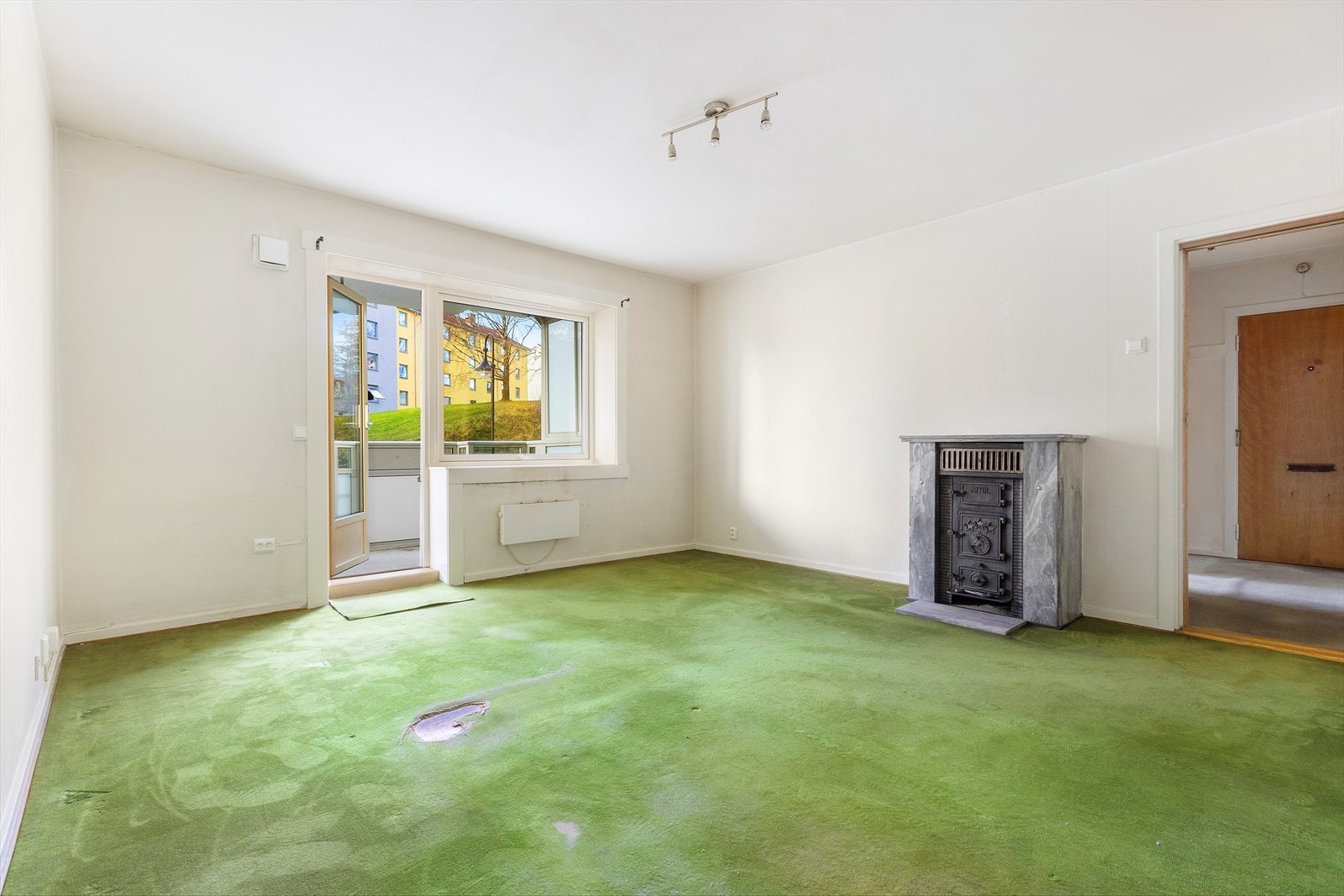 Lys stue med mulighet for både sofa og større spisebord Galleribilde