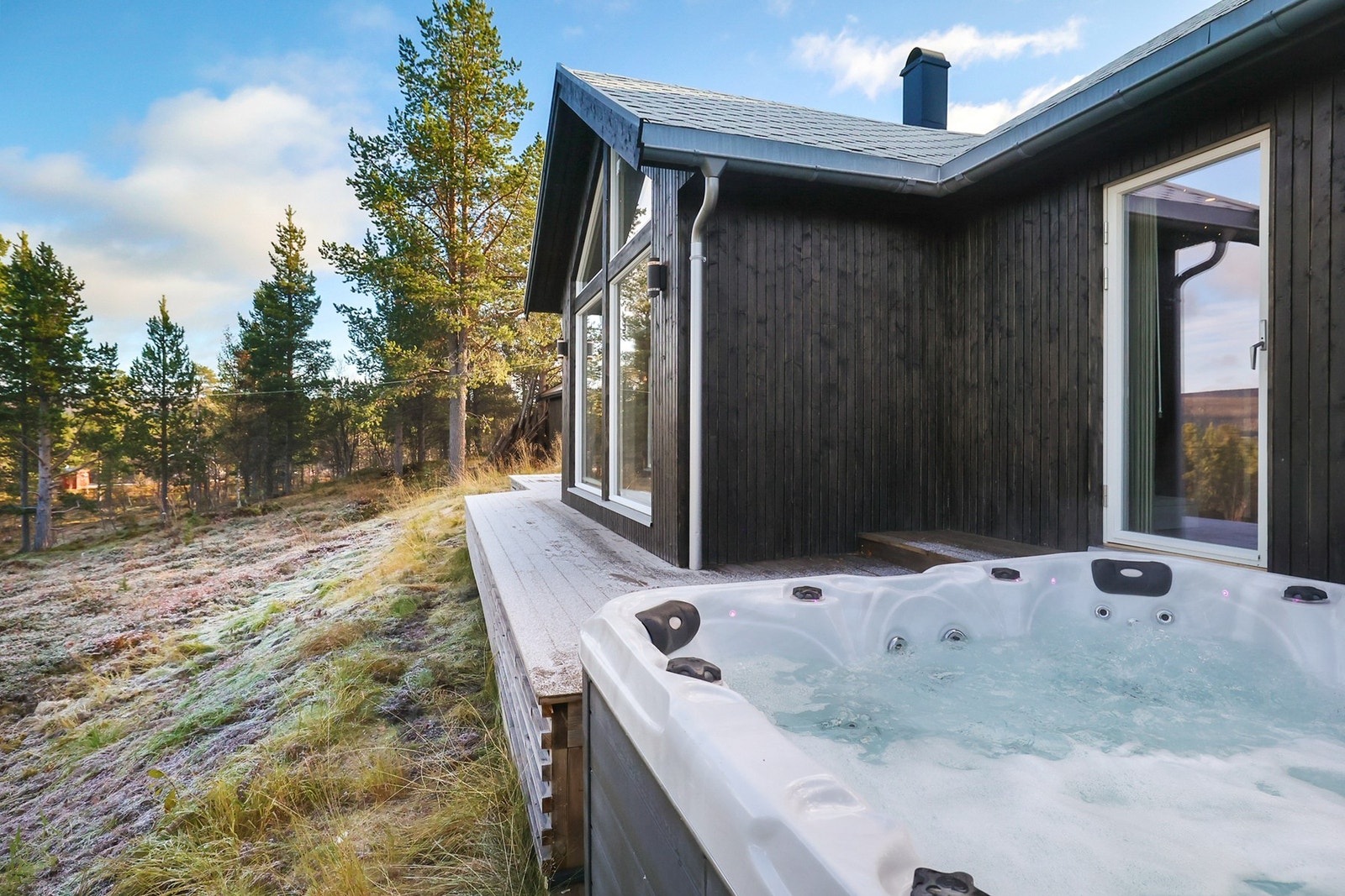 Jacuzzi med adkomst direkte til bad Galleribilde