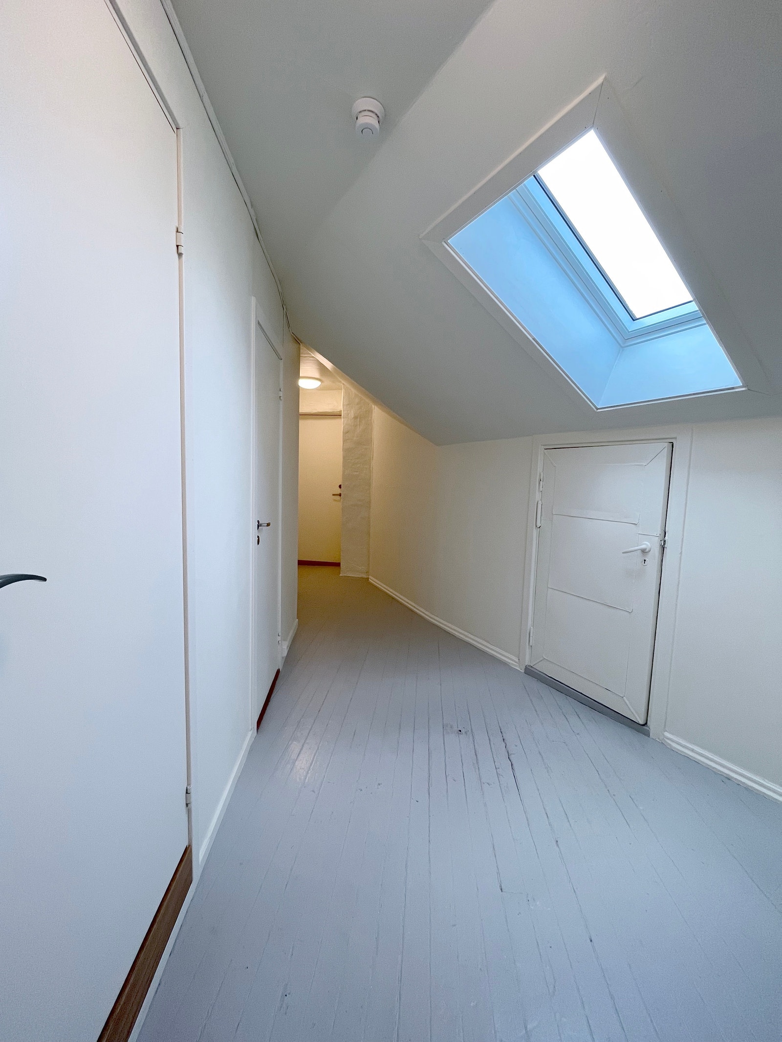 Romslig gang med egen bod. Galleribilde