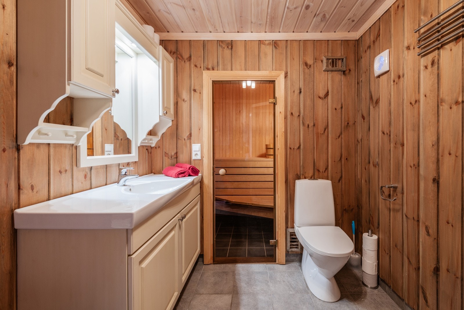 Romslig og lyst bad. baderommet er innredet med helstøpt servantplate med hvite overskap og speil, klosett og dusjkabinett. Galleribilde