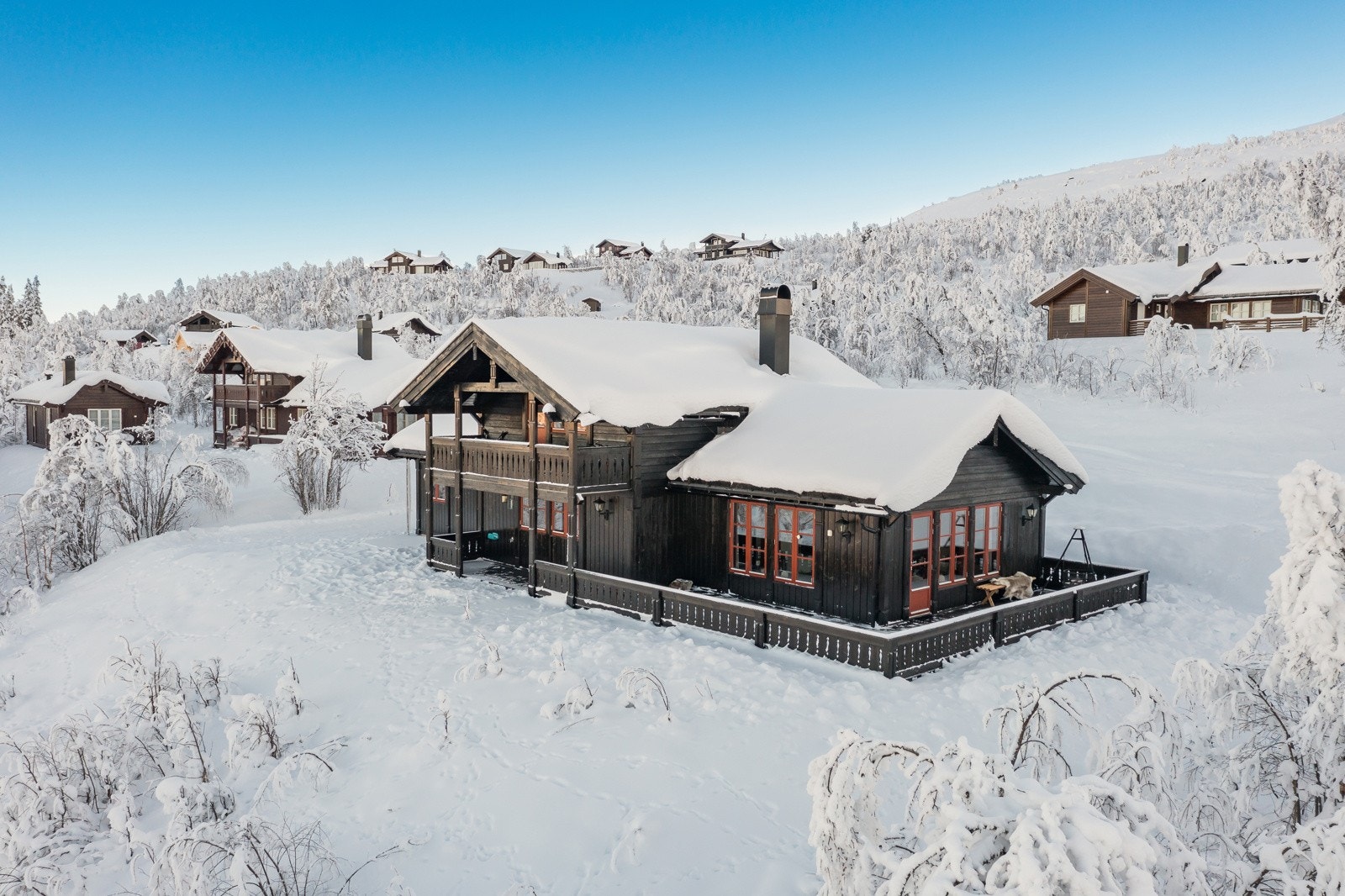 Dagali ligger mellom Kongsberg og Geilo langs rv. 40. Hytta er kun 25 min. fra Geilo, som er en av Norges mest komplette skidestinasjon. Om du befinner deg i enten Oslo eller Bergen, tar togturen ca. 3 timer til Geilo. Galleribilde