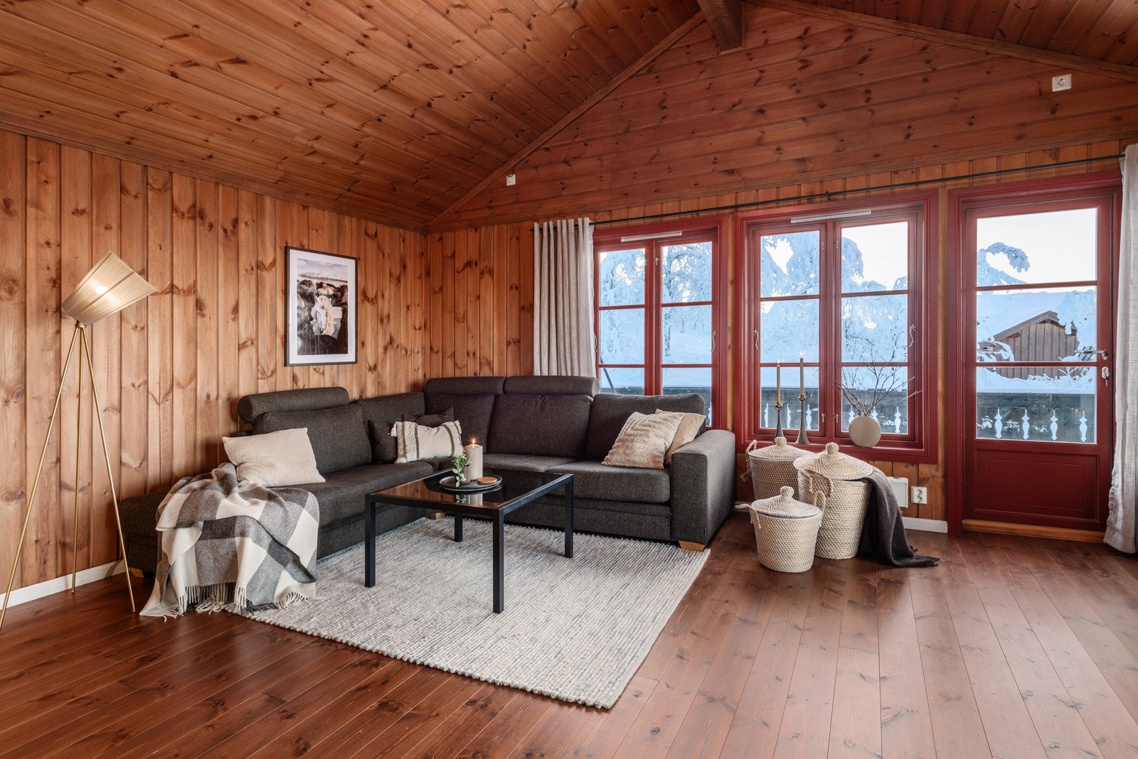 Fra spisestuen er det åpent videre inn til stuen. Store vinduer og god takhøyde gjør stuen til et ekstra hyggelig sted å være. Galleribilde