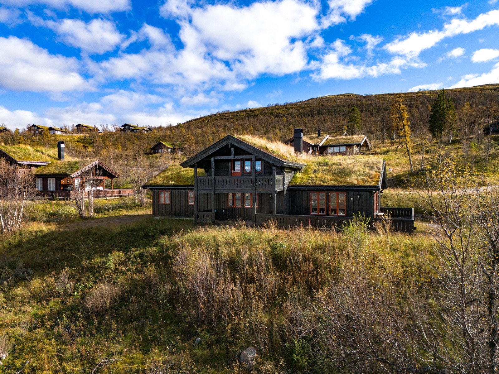 Hytten har flott beliggenhet hele 1010 moh. i et veletablert og hyggelig hyttefelt på Hallandslie. Galleribilde