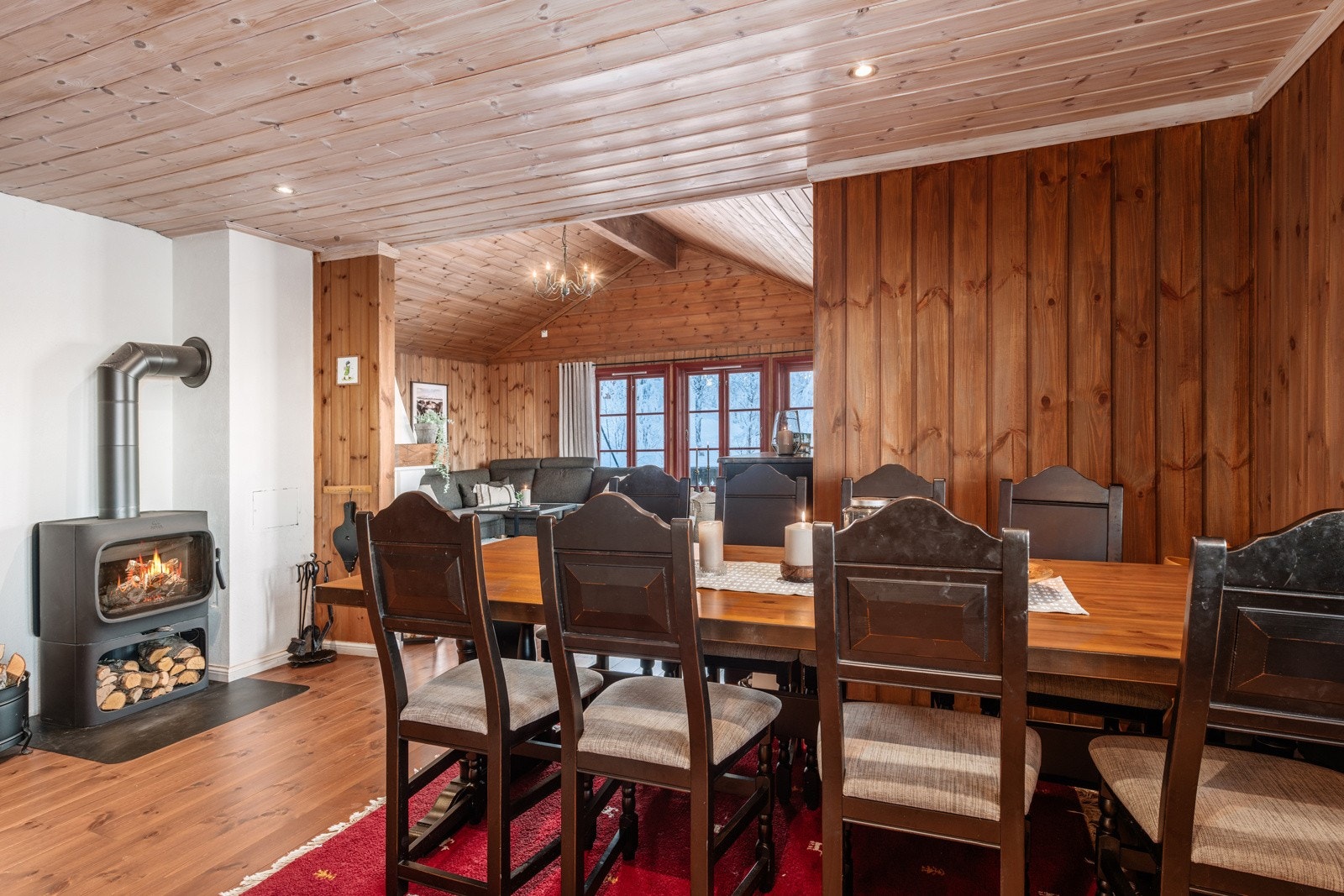 Det er satt inn en pen og moderne peisovn i spisestuedelen av rommet, denne avgir godt med varme på kalde høst- og vinterkvelder. Galleribilde