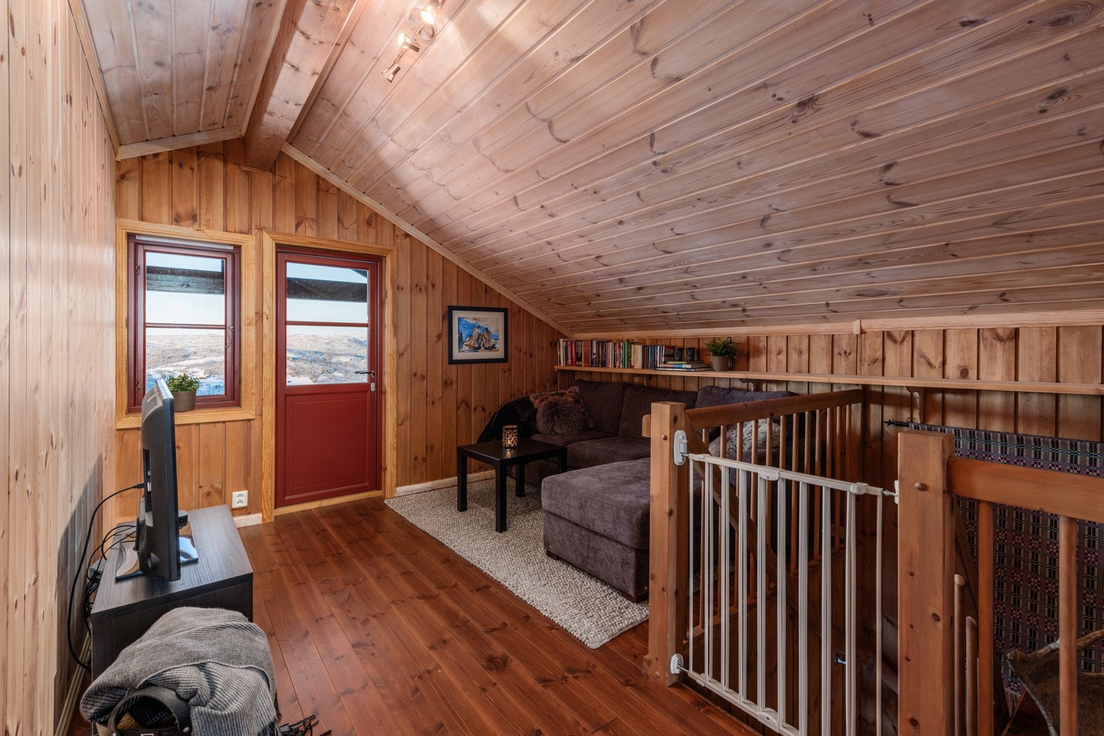 Fra TV-stuen er det dør ut til en overbygget veranda på 9m2, her kan du nyte morgenkaffen til fantastisk natur. Galleribilde