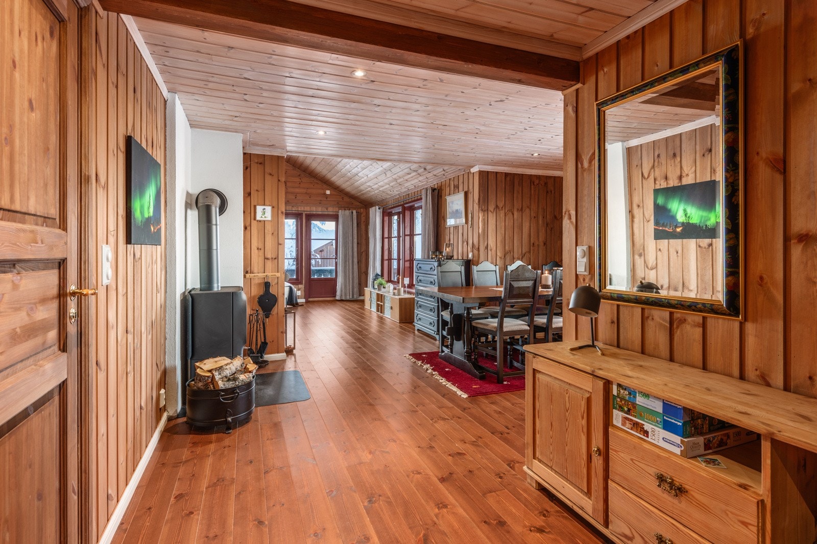 Åpen løsning mellom gangen, stue, spisestue og kjøkken. Galleribilde