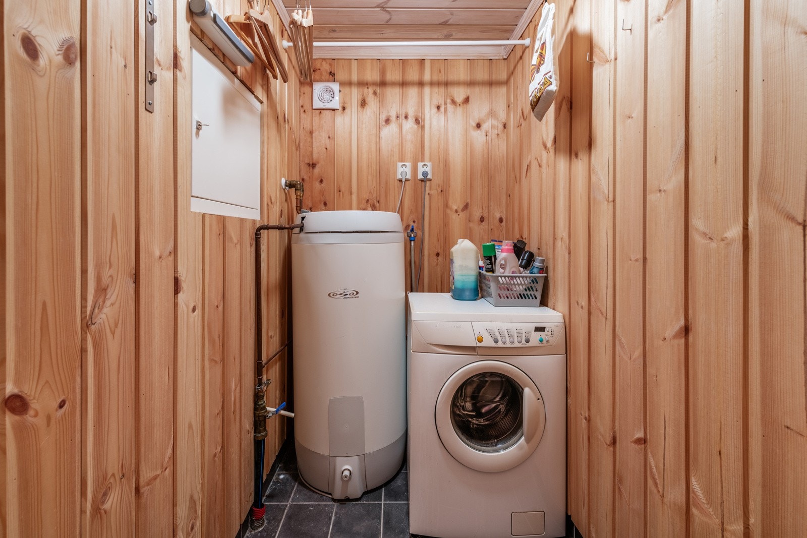 På vaskerommet er det god plass til både vaskemaskin og tørketrommel . Det er også en løsning for oppheng av klær. Det er varmekabler i gulvet, rommet egner seg derfor som tørkerom for skiklær og lignende. Galleribilde
