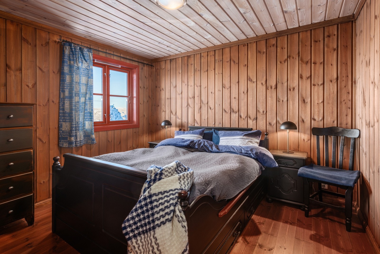 Fra badet er det dør videre inn til badstuen. Badstuen passer perfekt etter en lang dag ute i kulden, her får du virkelig varmen igjen i kroppen. Det lagt sorte fliser på gulvet, bøk-badstuepanel på vegger, himling og benker. Galleribilde