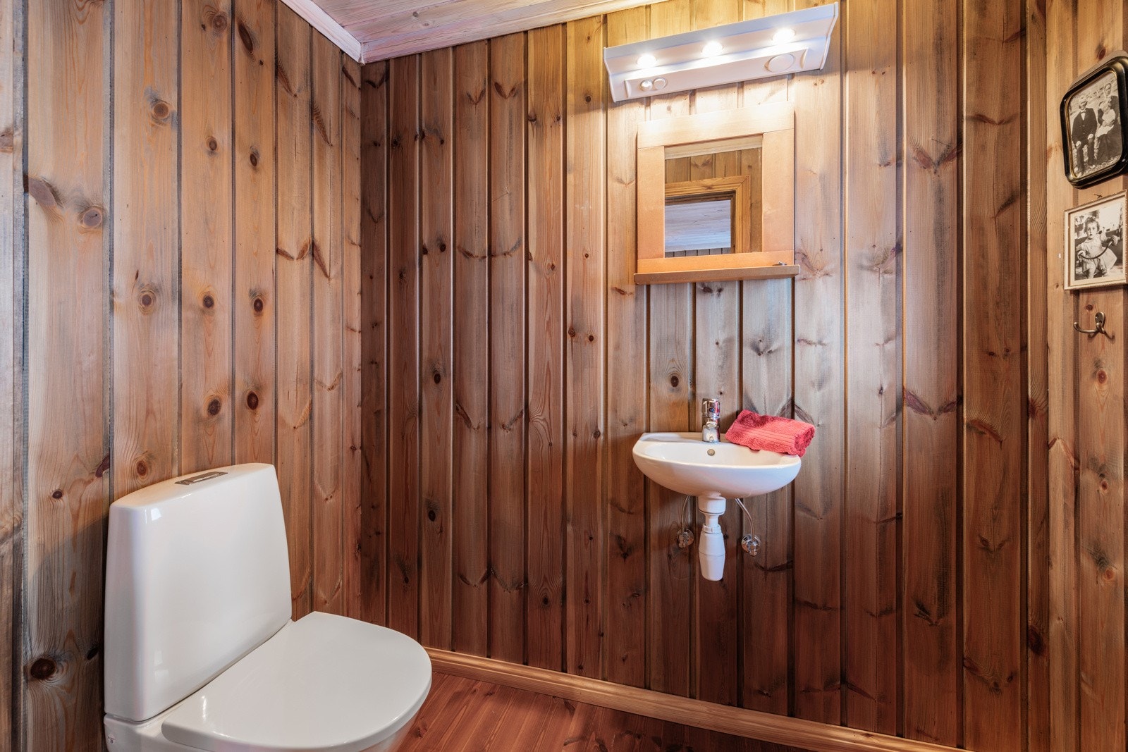 Hytten har i tillegg et enkelt ekstra toalettrom med klosett og servant med et lite speil over med belysning. Toalettrommet er perfekt å ha når du har gjester på hytten. Galleribilde