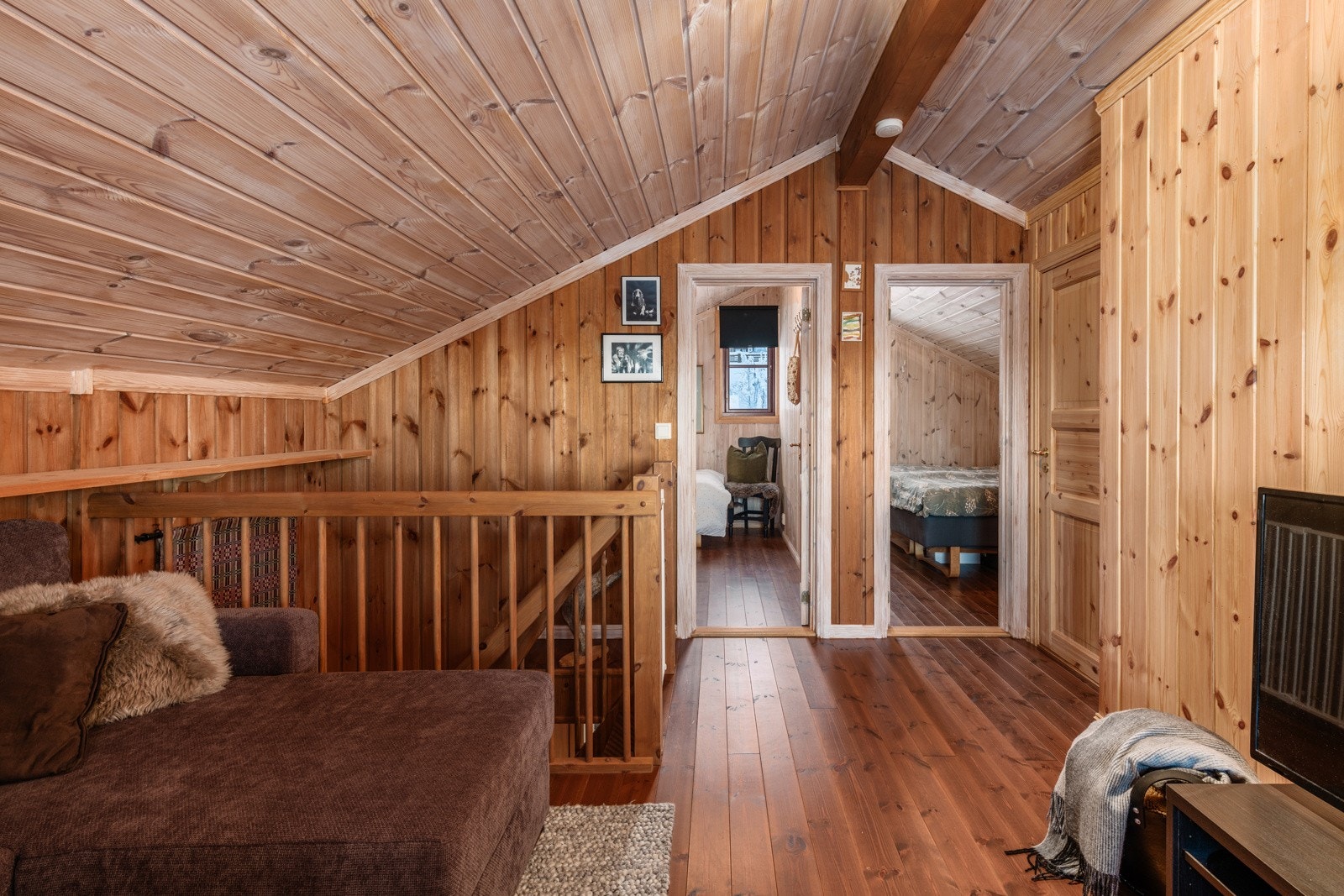 I andre etasje er det laget til en tv-stue. TV-stuen gjør at stuen nede blir et sosialt område for kvalitetssamtaler og kommunikasjon uten forstyrrelser fra teknologi. Galleribilde