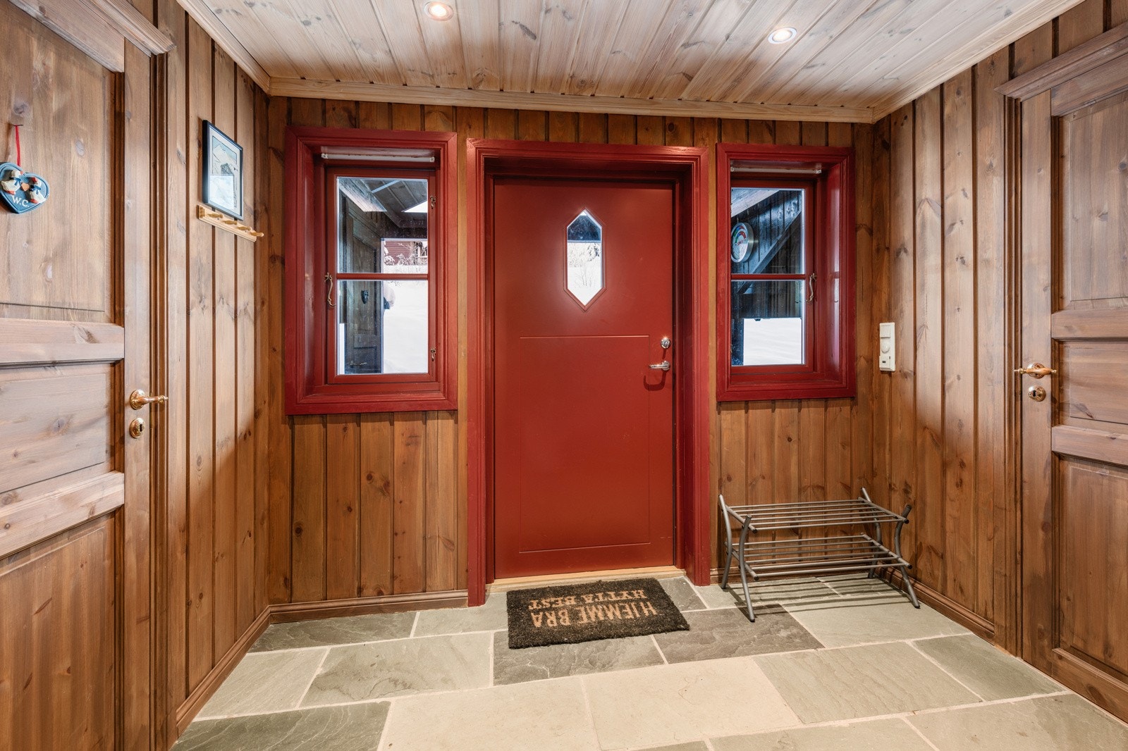 Velkommen inn! Luftig og åpen gang, med masse muligheter for lagringsplass. Det er lagt fliser på gulvet med varmekabler. Galleribilde