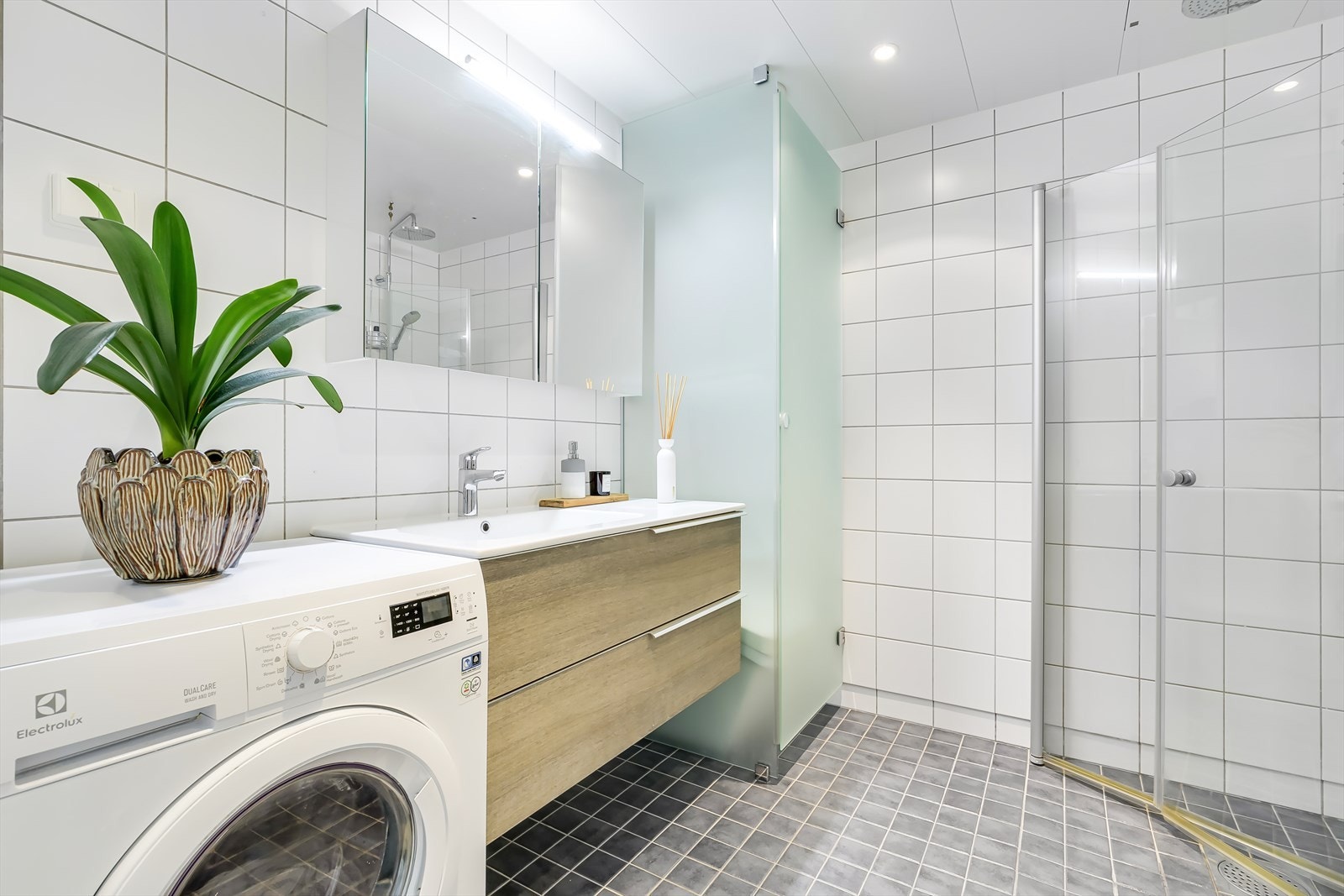 Pent flislagt bad med gulvvarme og downlights i taket Galleribilde