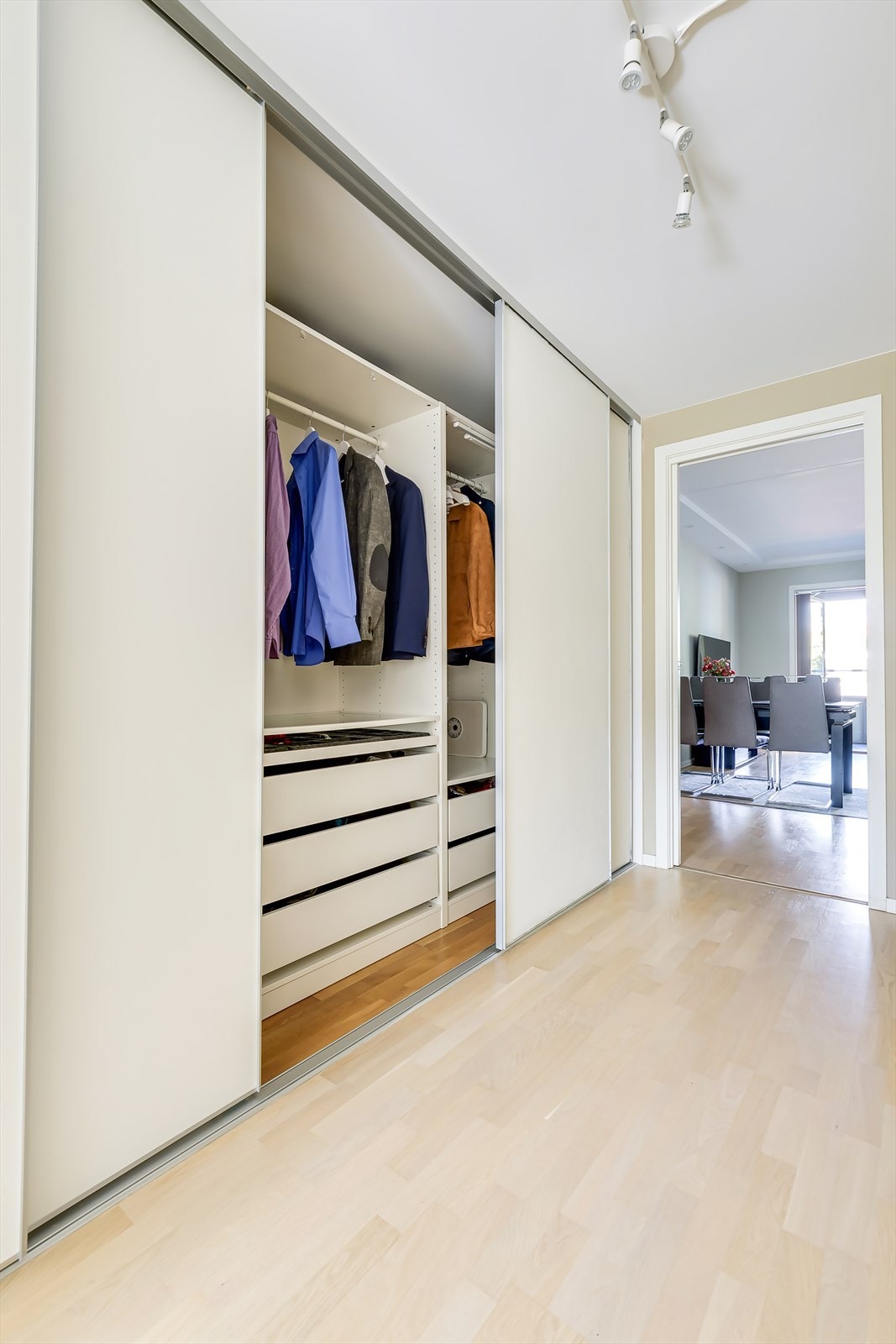 Det medfølger en stor skyvedørsgarderobe i mellomgangen Galleribilde