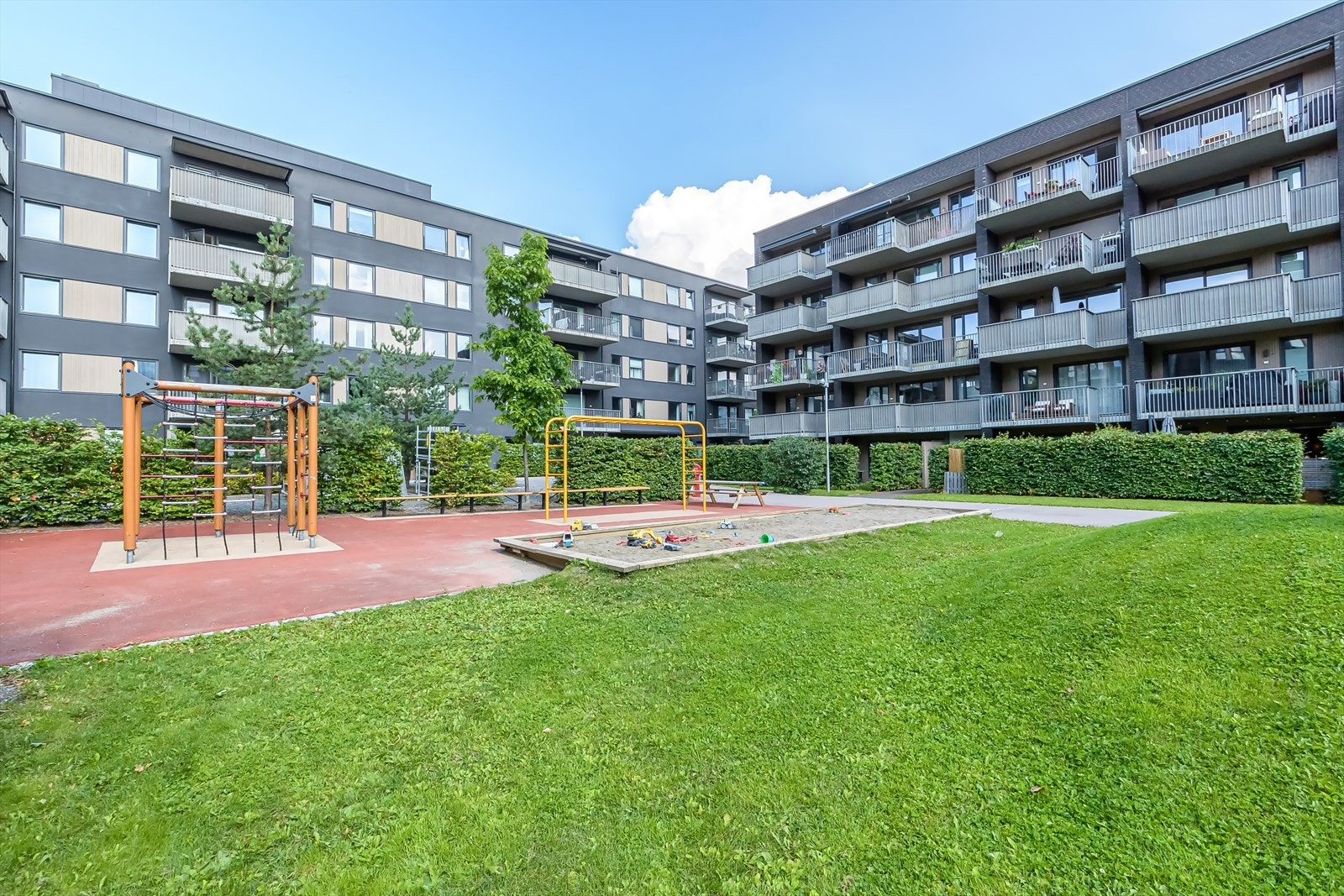 Hyggelig bakgård til glede for små og store beboere Galleribilde