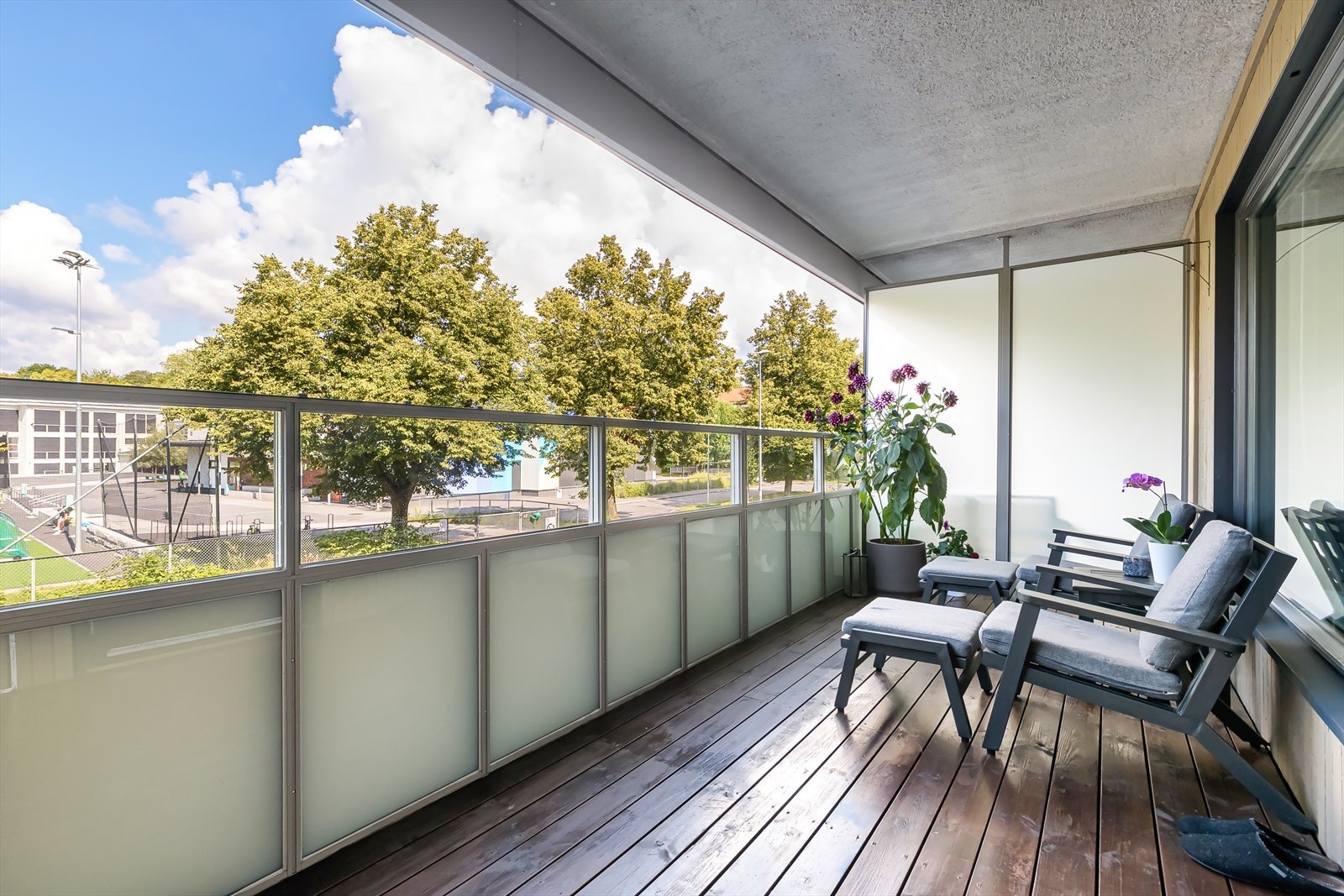Boligen har en attraktiv med kort avstand til flere av byens fasiliteter. Det tar kun 15 minutter fra leiligheten til Jernbanetorget med t-bane Galleribilde
