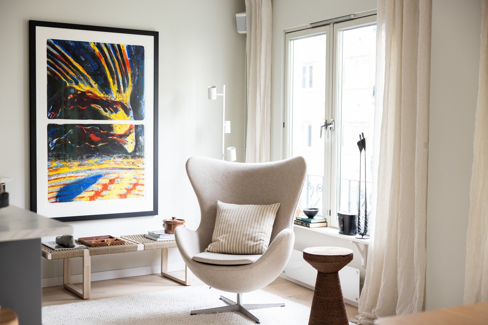 En stilfull stol plassert i hjørnet viser hvor fleksibelt rommet er, med mange innredningsmuligheter for å skape et koselig lesehjørne eller en avslappende krok. Galleribilde