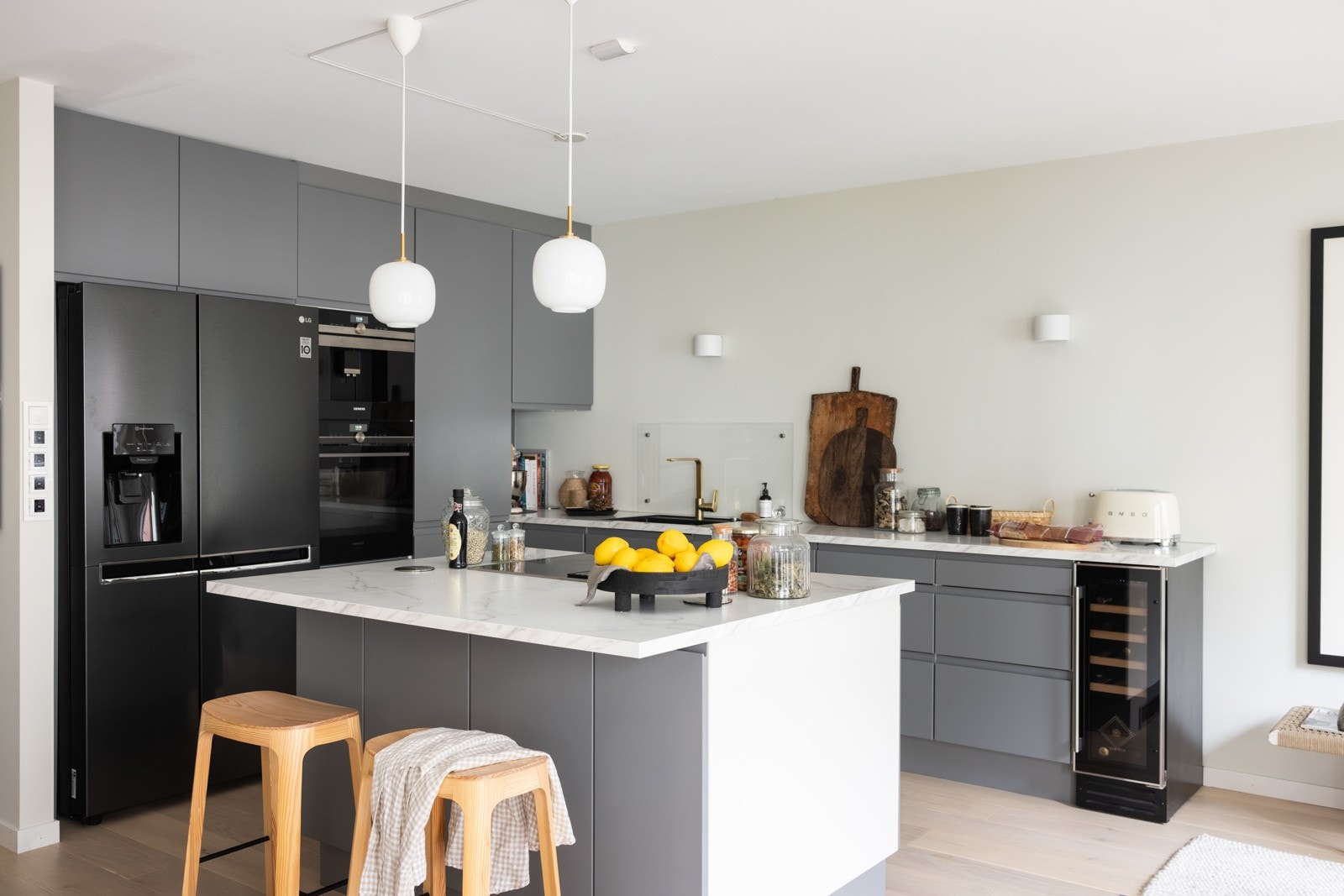 Kjøkkenet er utstyrt med glatte fronter og en laminat benkeplate som kombinerer design og funksjonalitet. Galleribilde