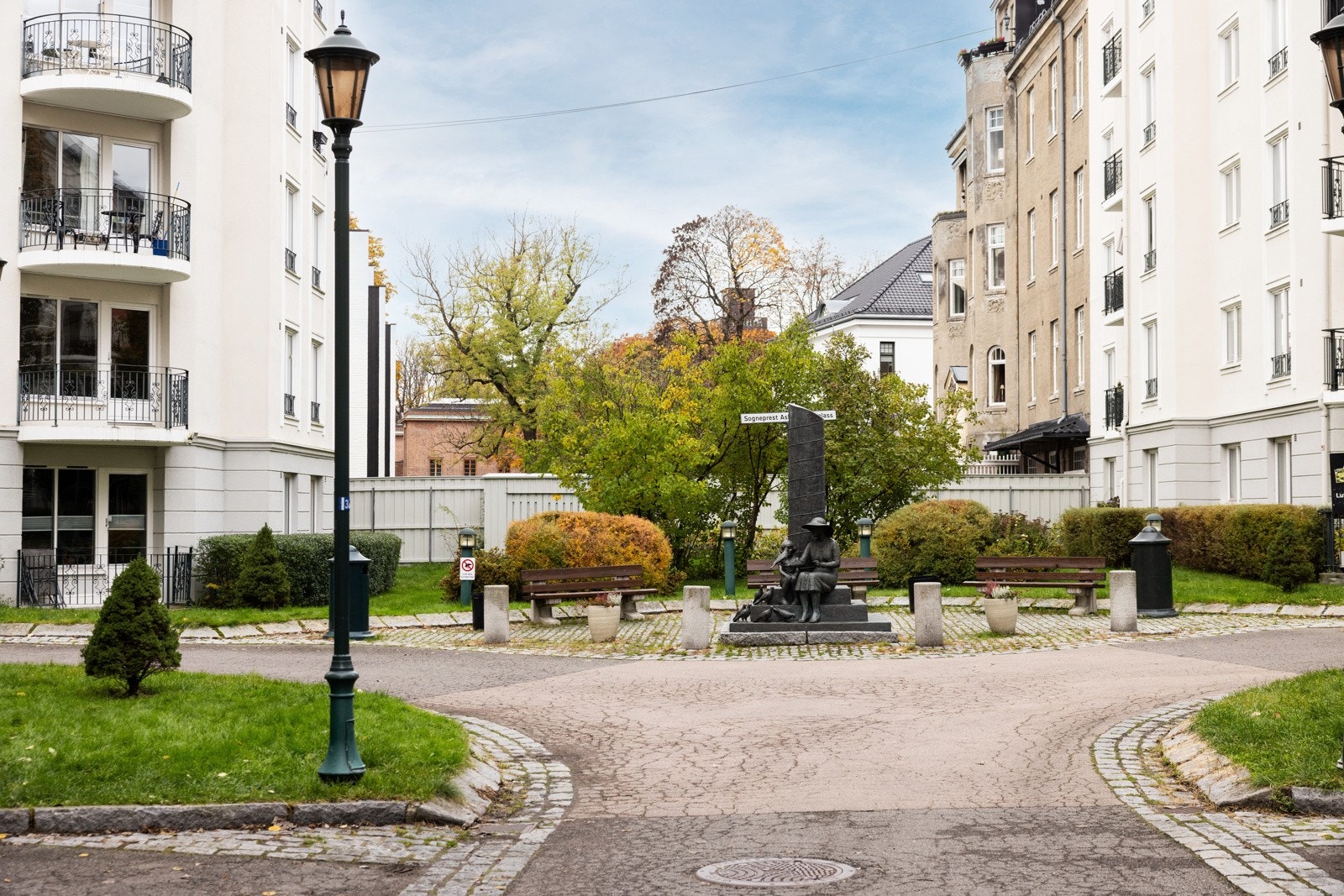 Omgitt av et rolig og koselig nabolag, er det lett å føle seg hjemme her, med nærhet til både grønne områder og hyggelige naboer. Galleribilde