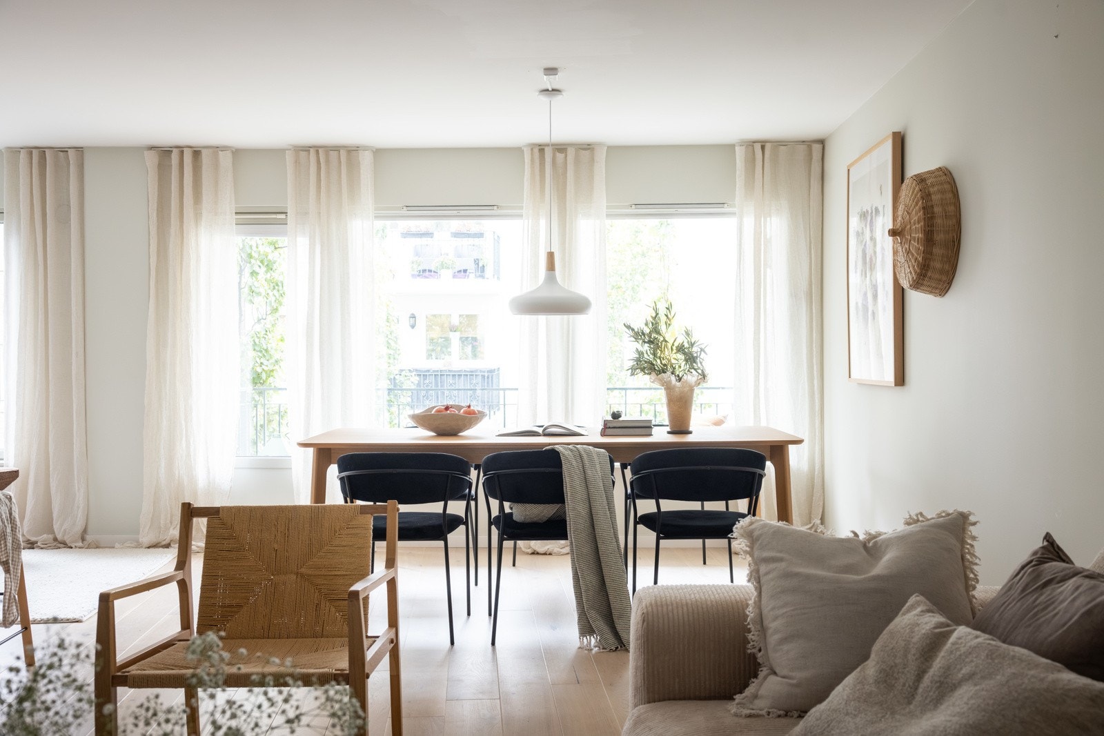Her er det god plass til både sofagruppe og spiseplass, og takhøyden på 240 cm gir en luftig og romslig følelse. Galleribilde