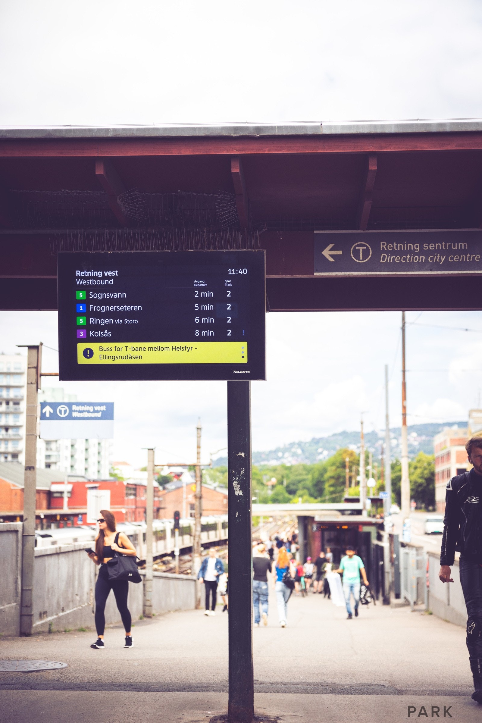 Nærmeste trikkeholdeplass er Frogner plass. Det er også flere busslinjer i området som gjør det lett å komme seg rundt i byen, og Majorstuen T-banestasjon er en kort spasertur unna. Galleribilde