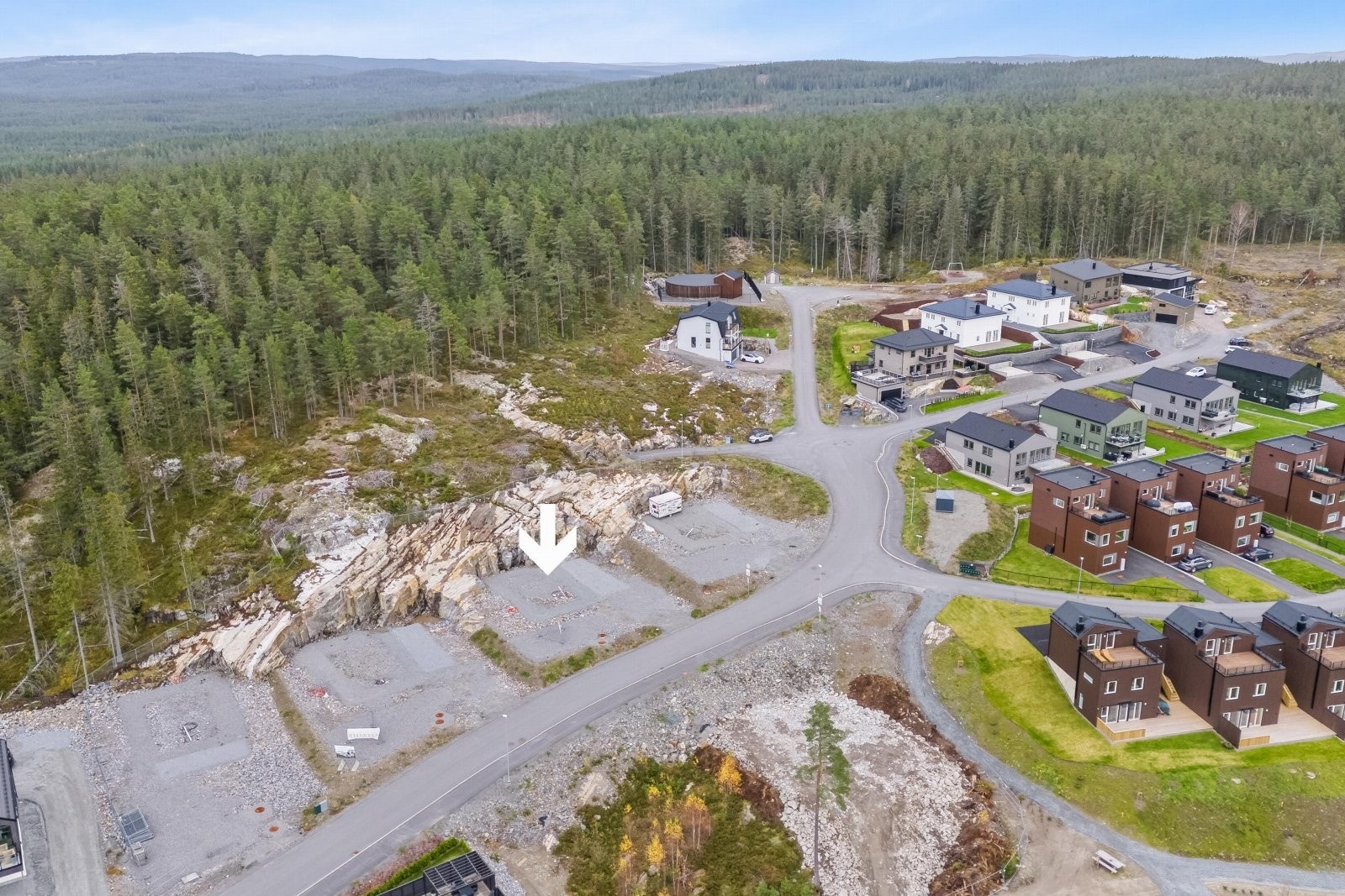 Attraktiv boligtomt øverst på nytt felt, Løkenåsen II. Tilnærmet byggeklar, grave og sprengearbeider er utført. Stikkledninger lagt inn på tomten. Galleribilde