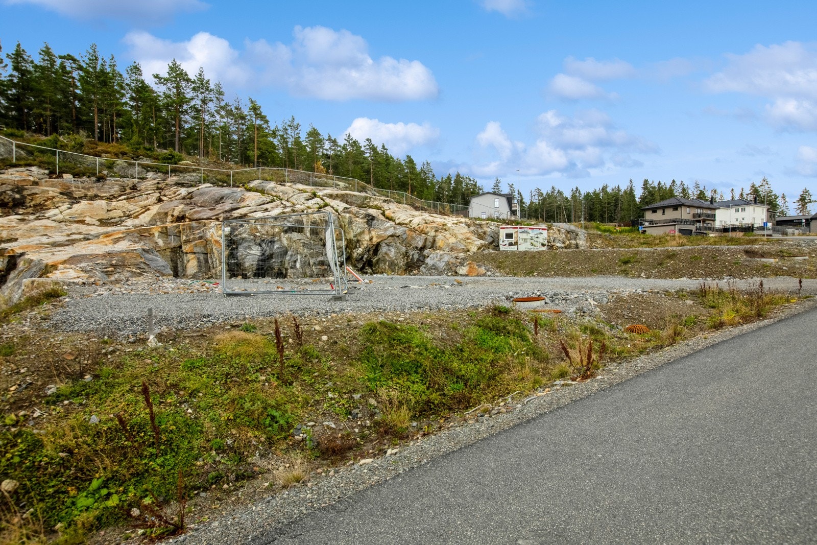 Selger, Riis Bygg AS har utført omfattende sprenge og gravearbeider på tomten slik at den nå er tilnærmet byggeklar. Galleribilde