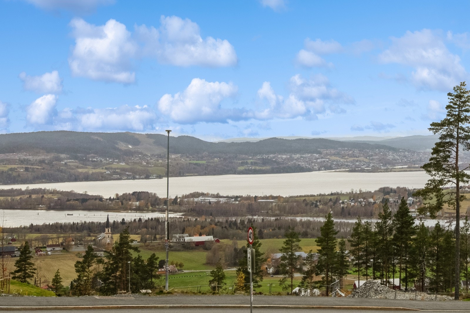 Tomten har svært gode sol og utsiktsforhold. Galleribilde