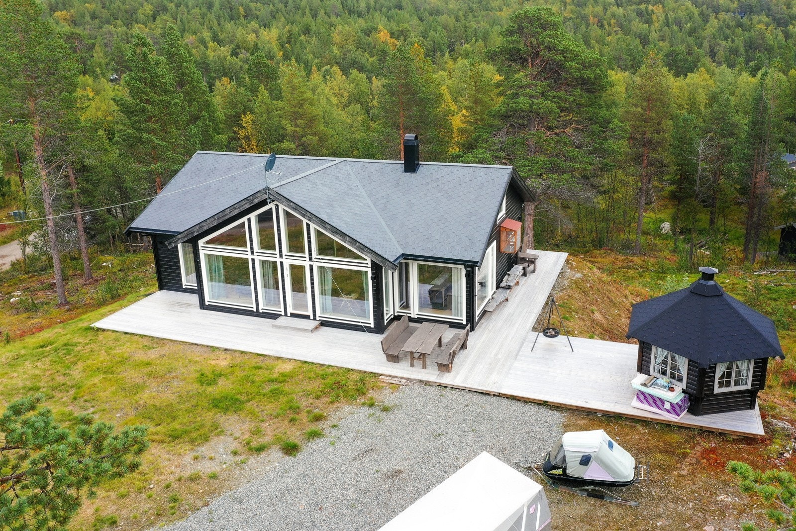 Det er platting rundt hytten og i tillegg et lyshus Galleribilde