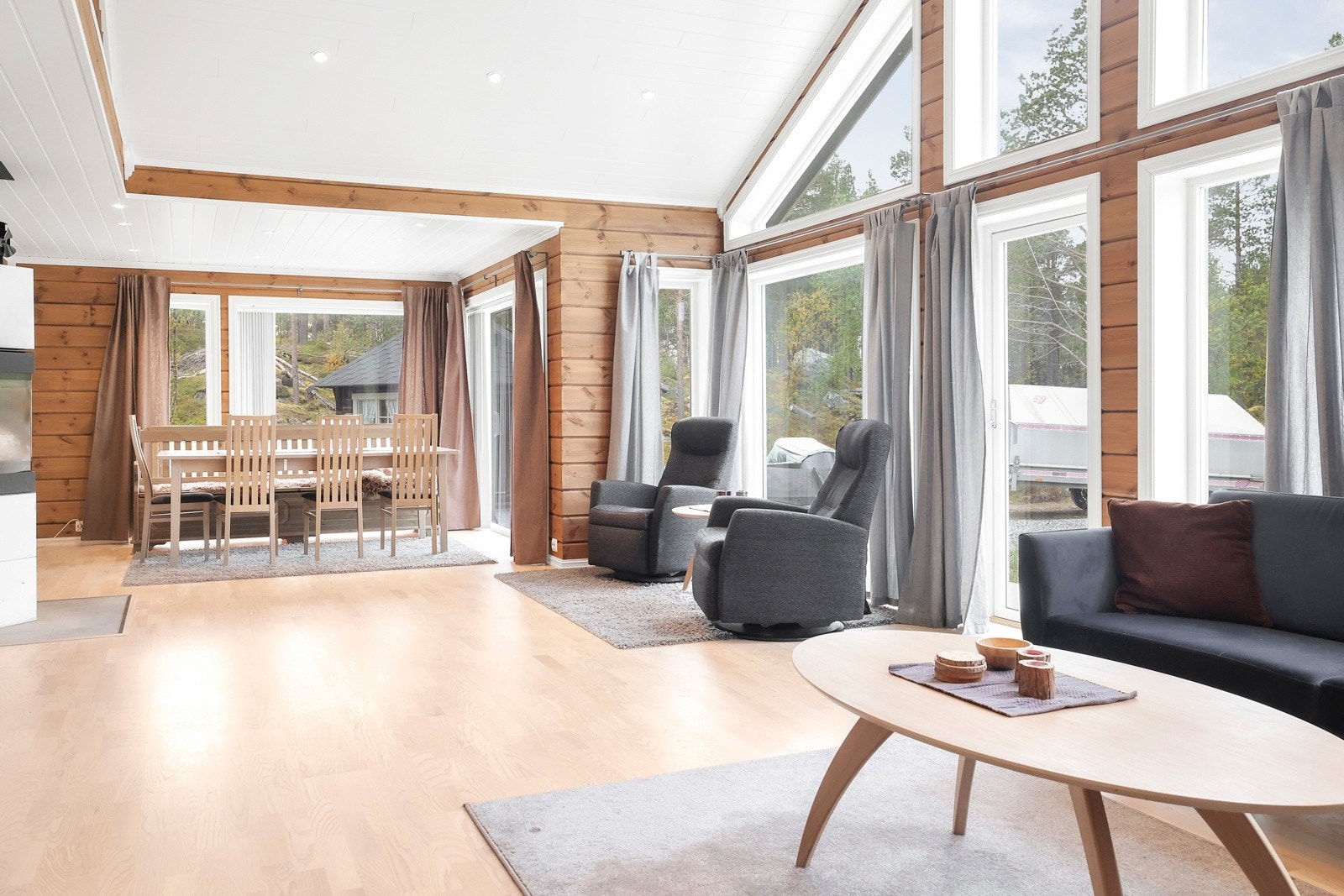 Det er fint med plass til sofaløsning og noen stoler ved vinduet Galleribilde
