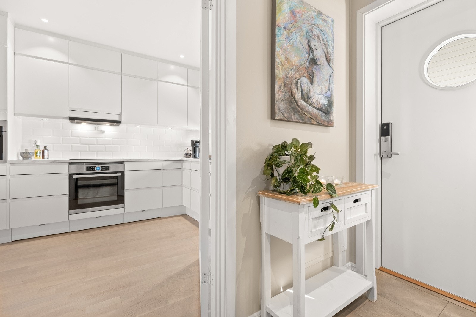 Det er installert kodelås på ytterdøren - perfekt for en familie. Galleribilde