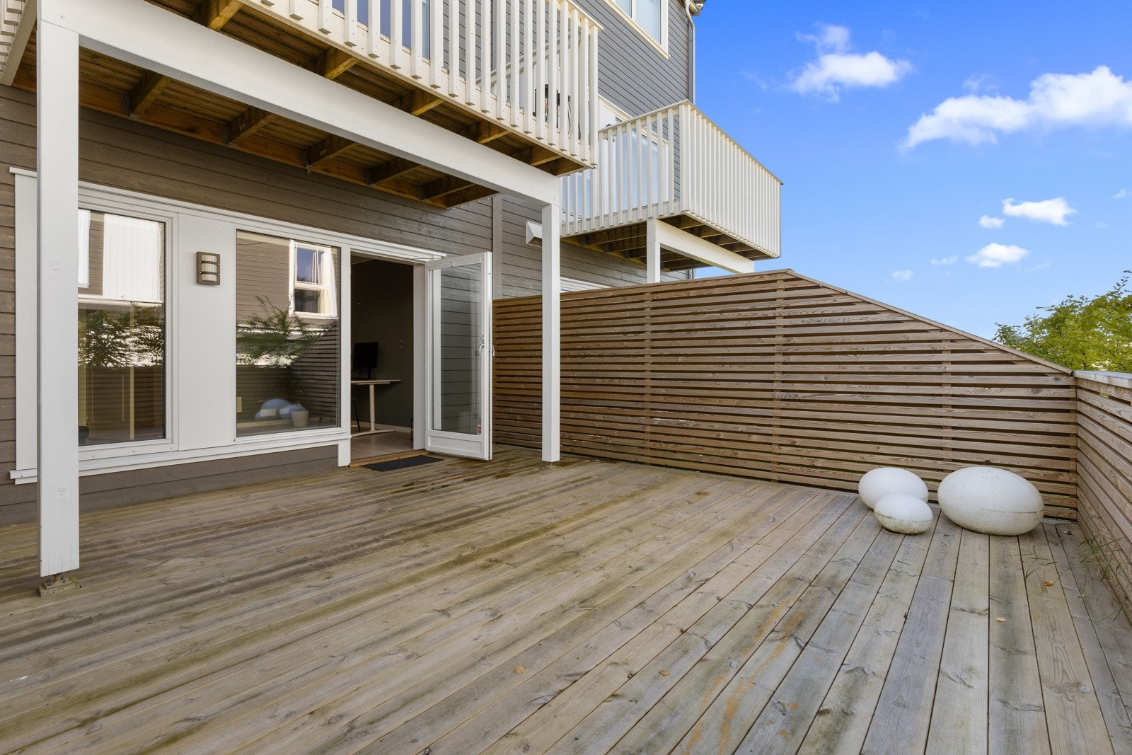 Terrassedøren fører enkelt ut til en stor nordøstvendt terrasse på hele 25 kvm. Her er det avsatt fin plass til utemøblement og grill etter ønske, og hvor man kan nyte late dager i hyggelige omgivelser. Galleribilde