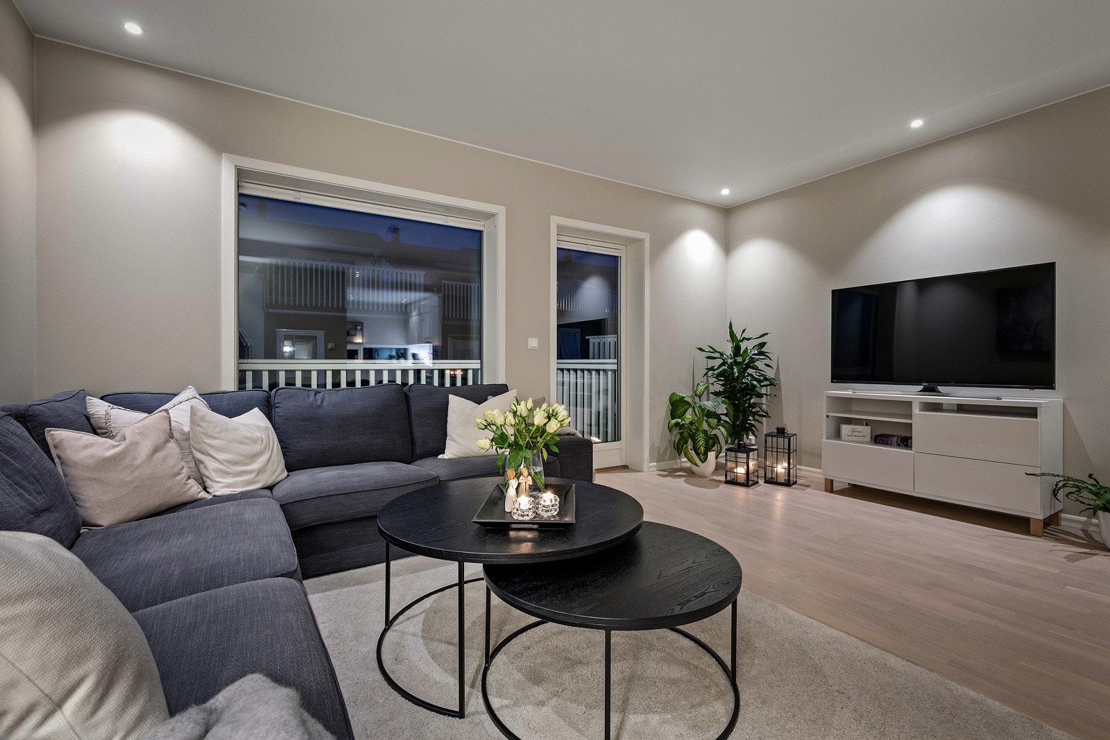 Boligen fra 2018 har en svært moderne arkitektur m/gode lysforhold, store vindusflater og åpne løsninger. Galleribilde