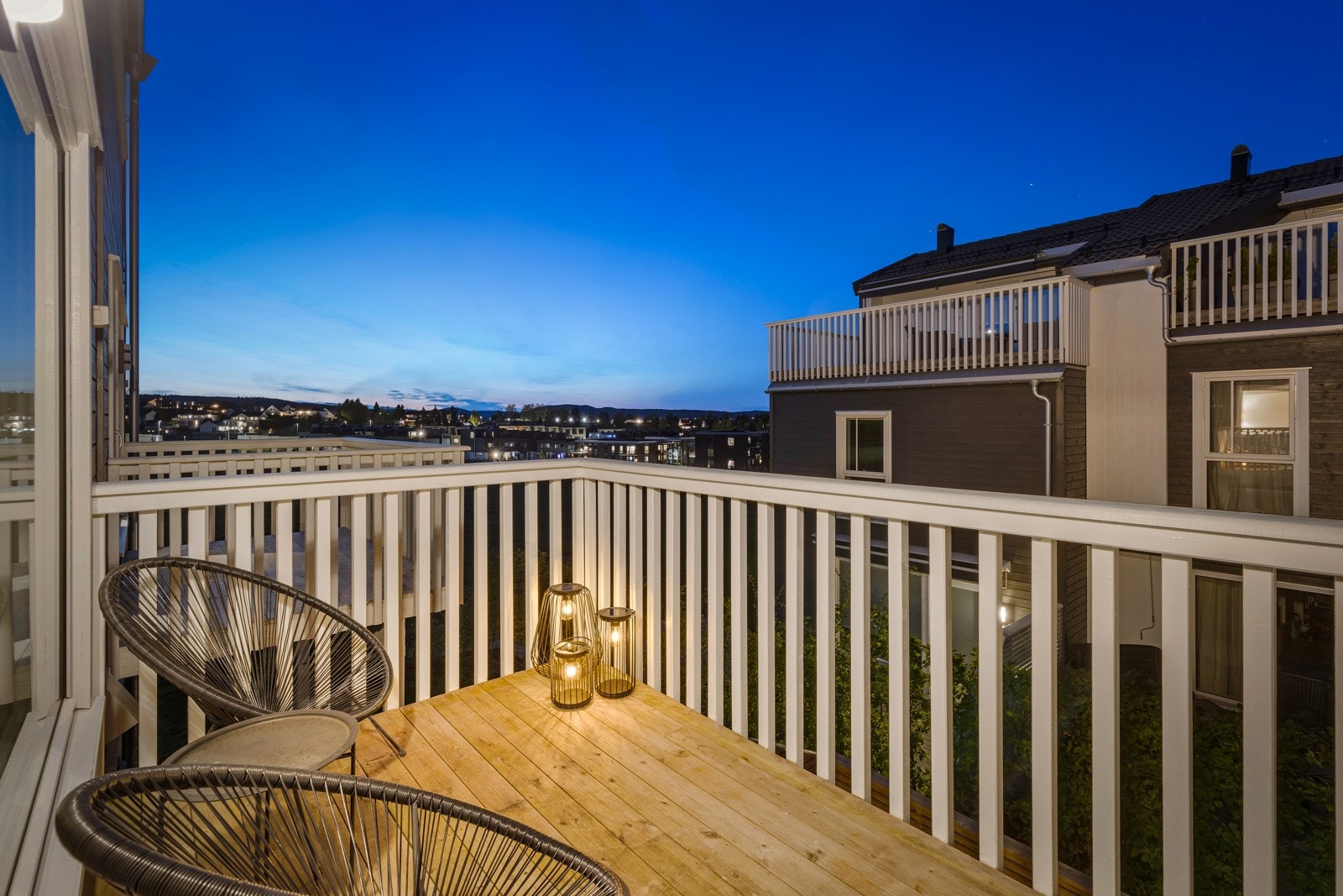Utgang fra stuen til en nordøstvendt veranda på ca. 6 kvm med flott utsyn over nærområdet. Galleribilde